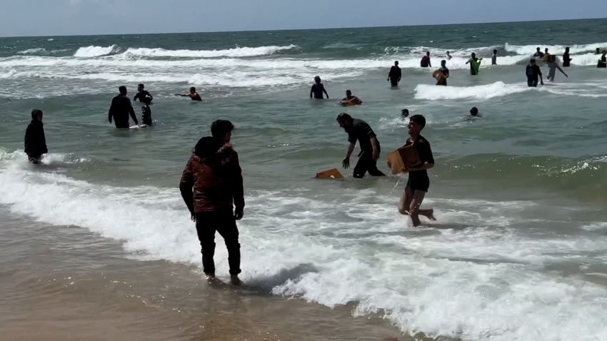 Thảm cảnh chết đuối khi ra vớt dù hàng cứu trợ ở Gaza- Ảnh 1.