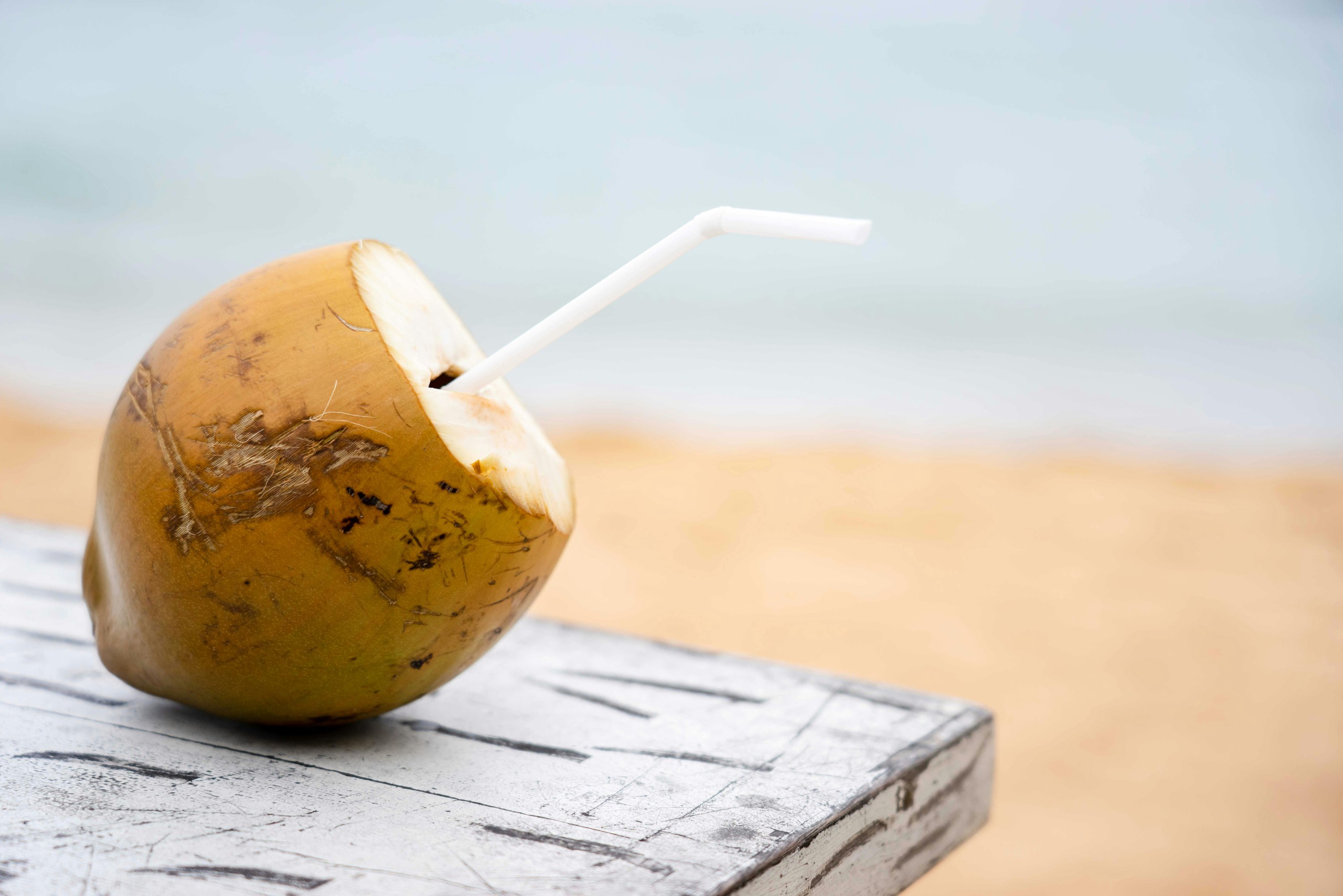 Ngày mới với tin tức sức khỏe: Lưu ý khi uống nước dừa giải khát mùa nắng