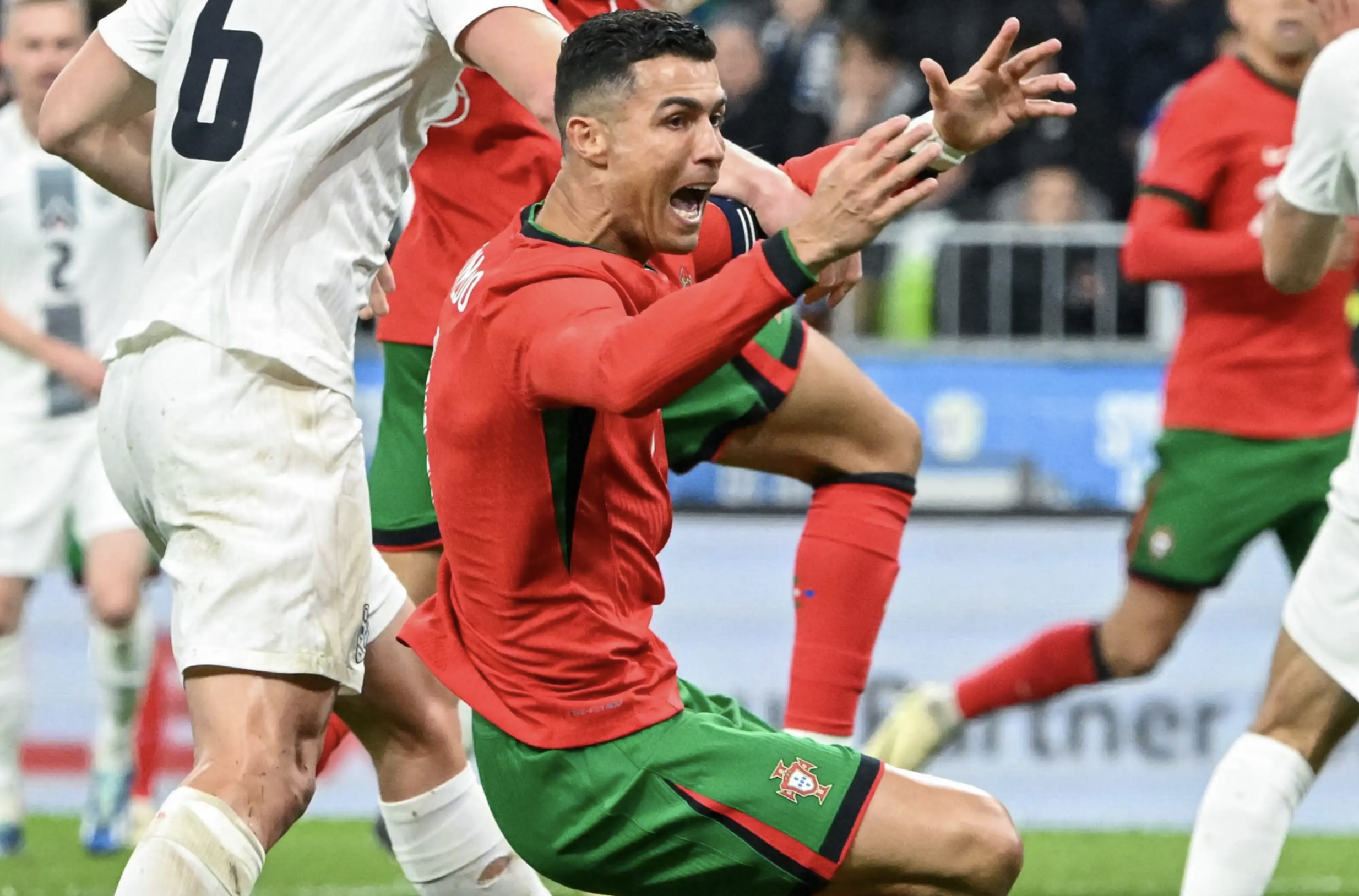 Hành động khó hiểu của Ronaldo, xác định 24 đội dự EURO 2024