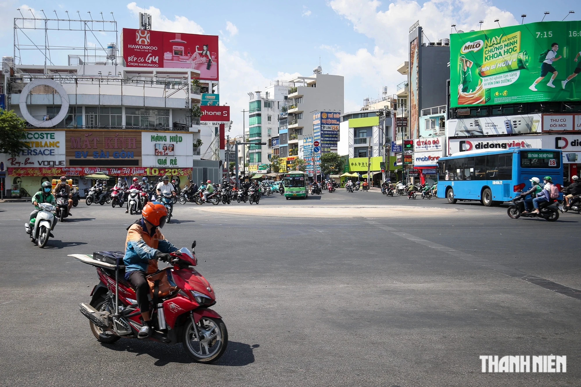 Bất ngờ khi vòng xoay giao lộ Lê Quang Định được tháo dỡ- Ảnh 1.