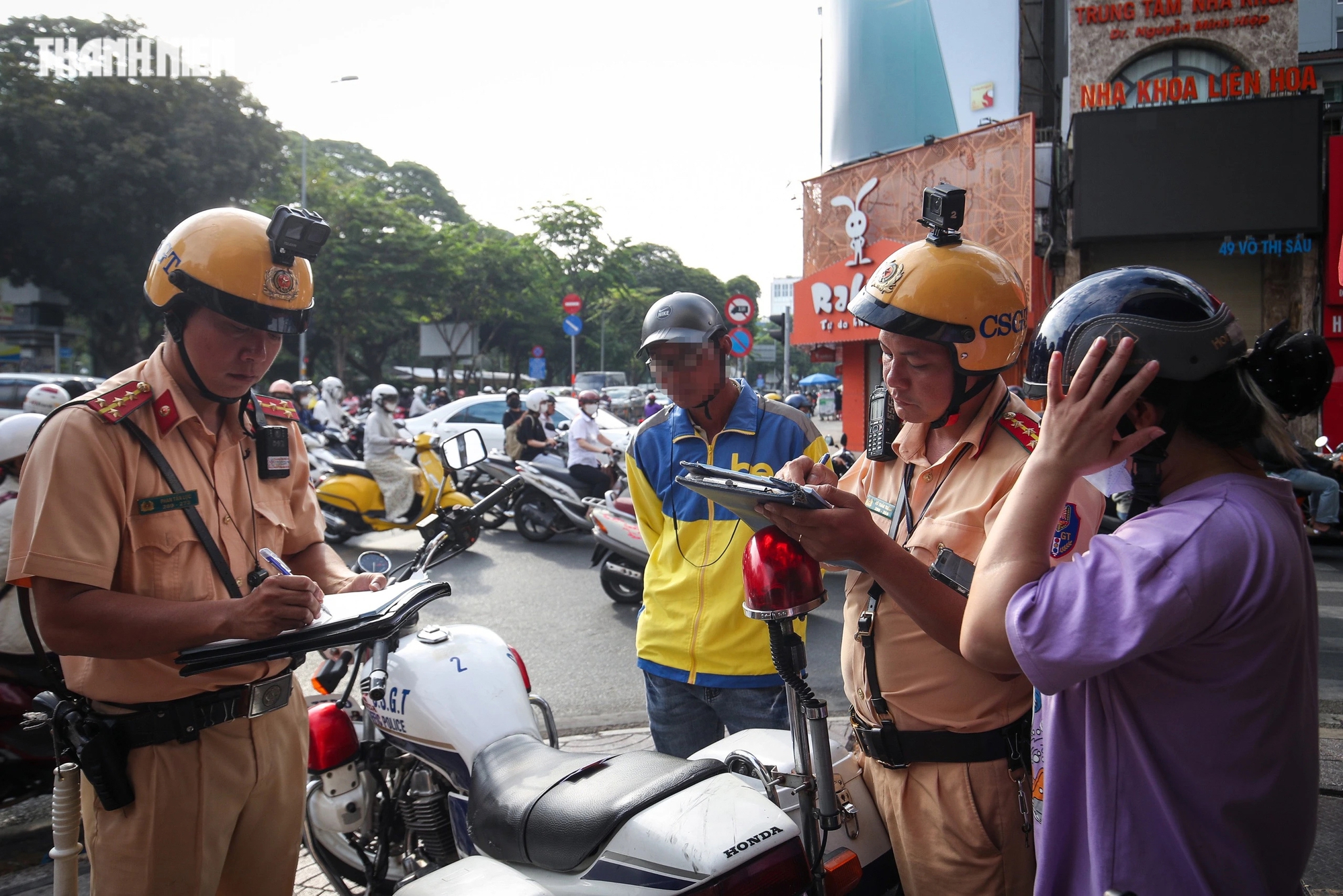 Không chờ nổi đèn đỏ, nhiều người dân thản nhiên chạy ngược chiều ngay trung tâm: CSGT TP.HCM phạt không xuể- Ảnh 5.