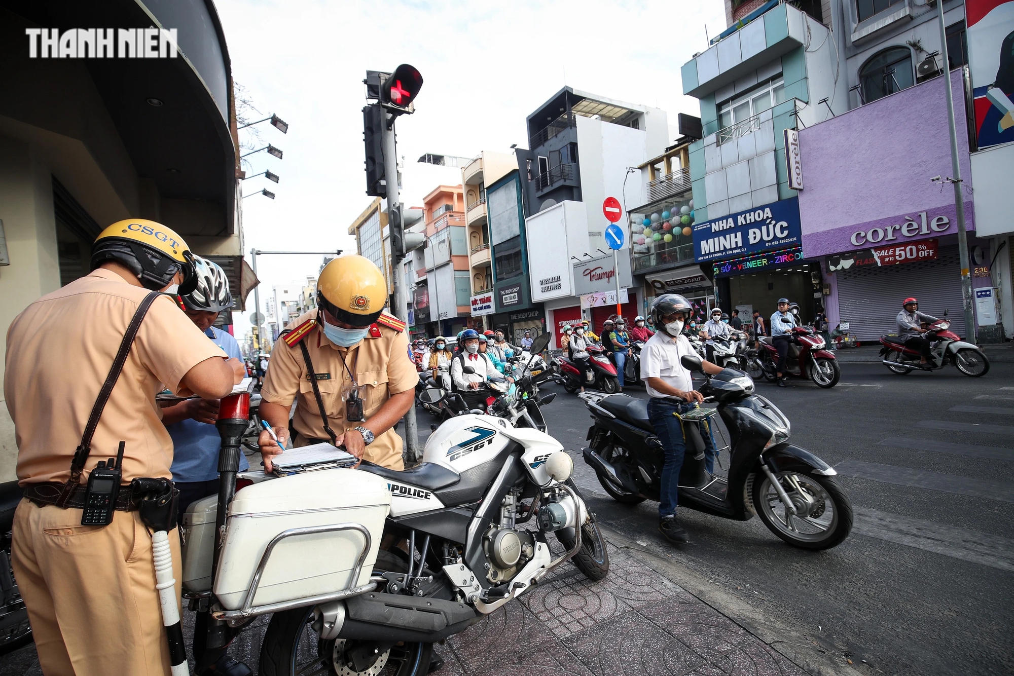 Không chờ nổi đèn đỏ, nhiều người dân thản nhiên chạy ngược chiều ngay trung tâm: CSGT TP.HCM phạt không xuể- Ảnh 11.