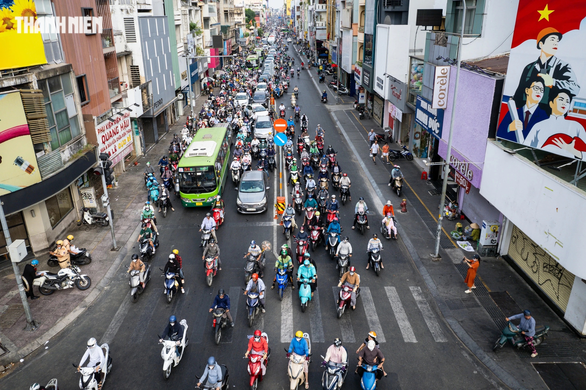 Không chờ nổi đèn đỏ, nhiều người dân thản nhiên chạy ngược chiều ngay trung tâm: CSGT TP.HCM phạt không xuể