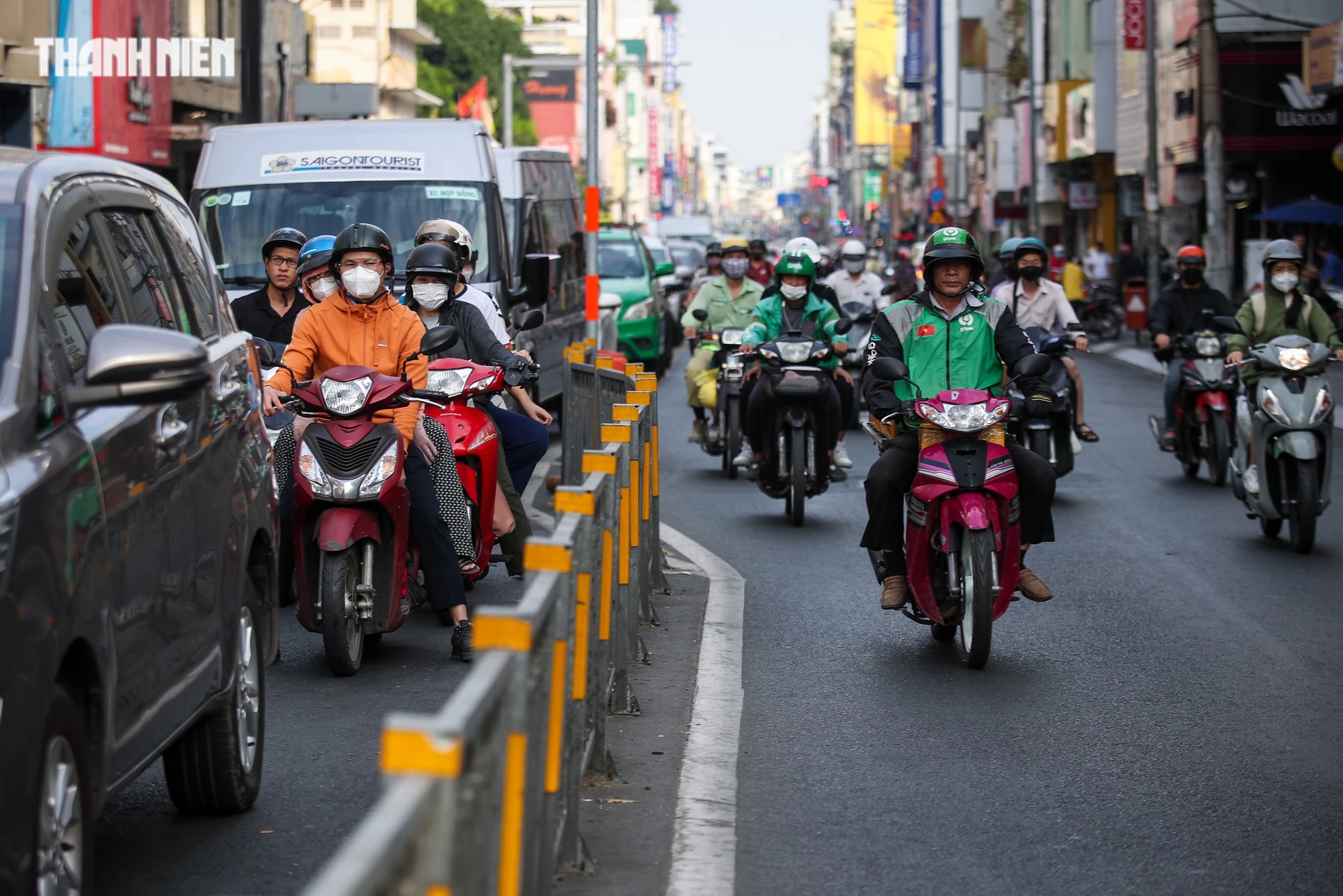 Không chờ nổi đèn đỏ, nhiều người dân thản nhiên chạy ngược chiều ngay trung tâm: CSGT TP.HCM phạt không xuể