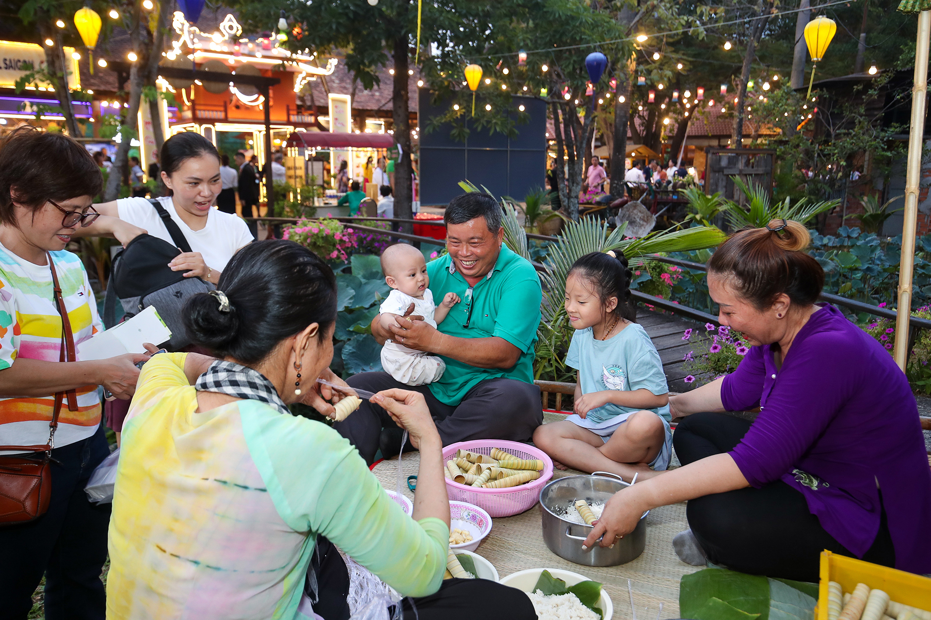 Người dân TP.HCM thích thú bánh dân gian cùng nghệ nhân trong lễ hội ẩm thực Việt- Ảnh 1.