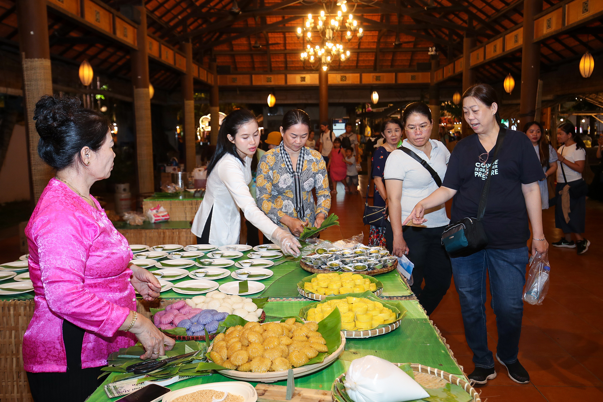 Người dân TP.HCM thích thú bánh dân gian cùng nghệ nhân trong lễ hội ẩm thực Việt- Ảnh 10.