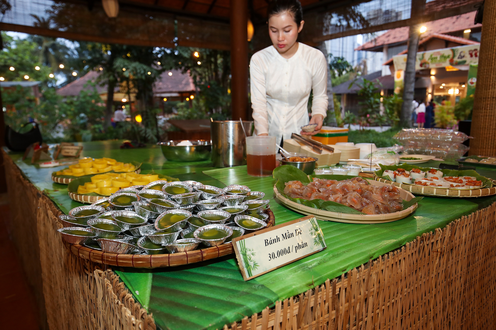 Người dân TP.HCM thích thú bánh dân gian cùng nghệ nhân trong lễ hội ẩm thực Việt- Ảnh 11.