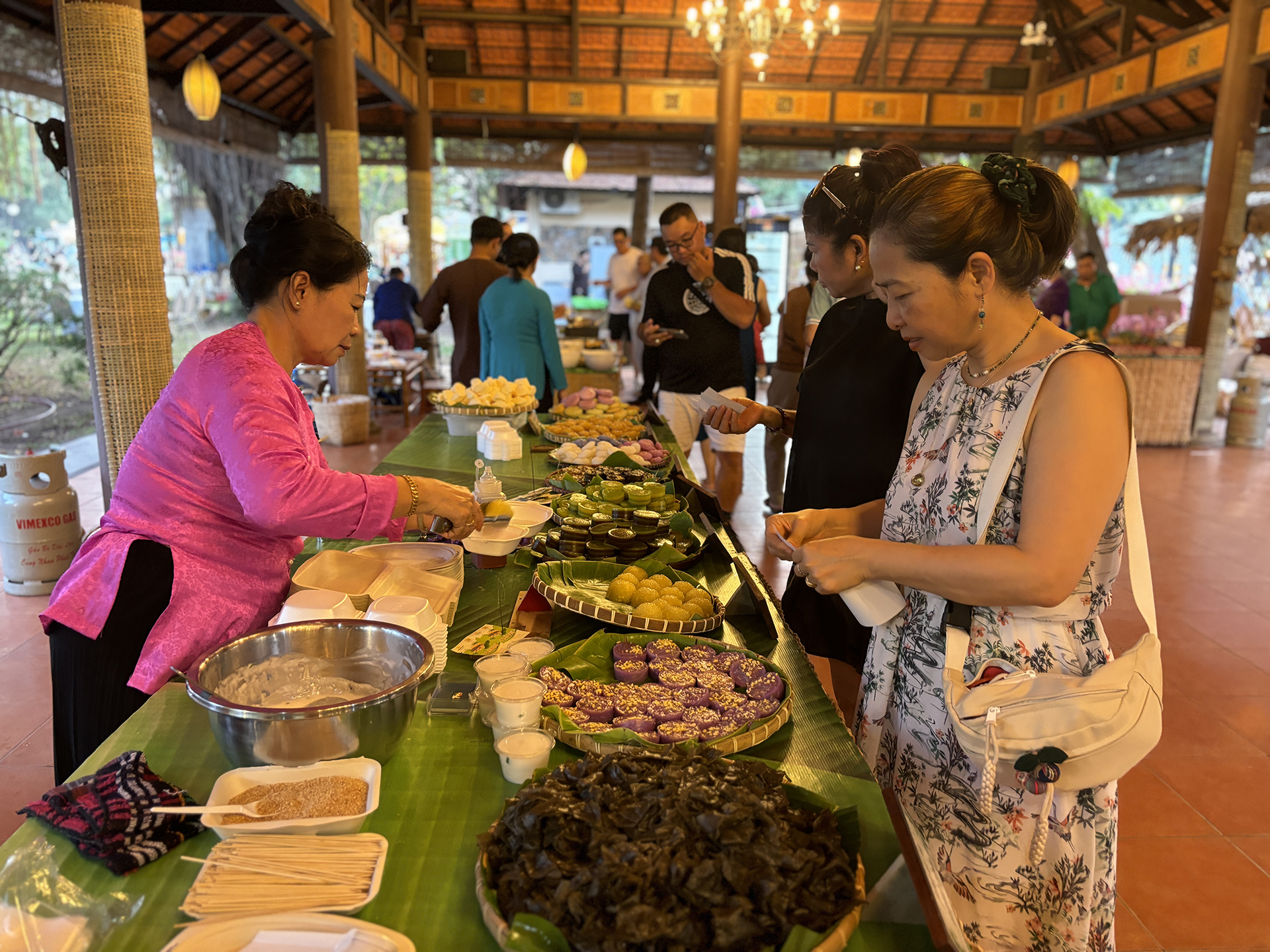 Người dân TP.HCM thích thú bánh dân gian cùng nghệ nhân trong lễ hội ẩm thực Việt- Ảnh 4.