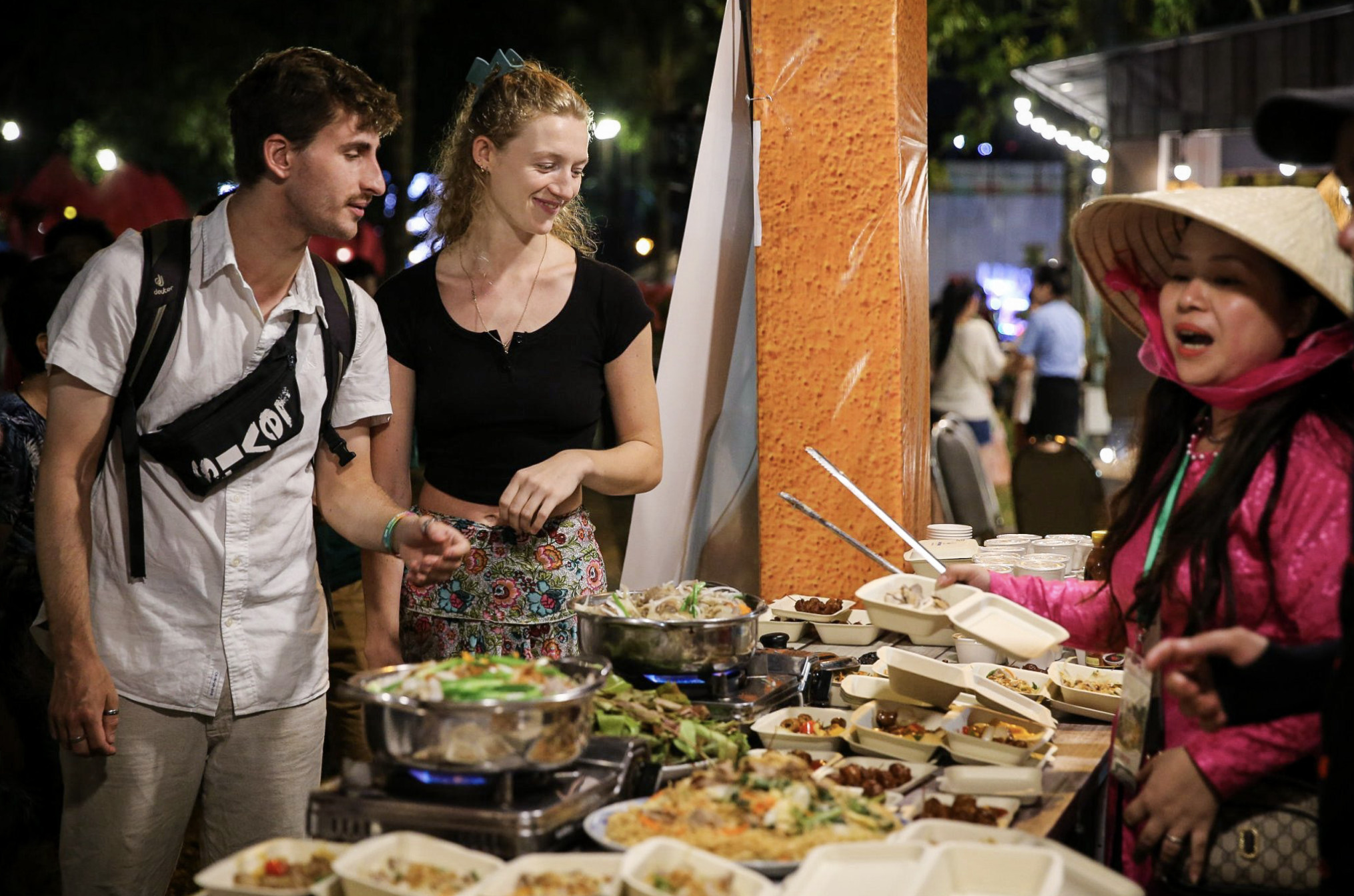 Khách Tây mê mẩn Lễ hội Văn hóa ẩm thực ở khu du lịch Văn Thánh- Ảnh 4.