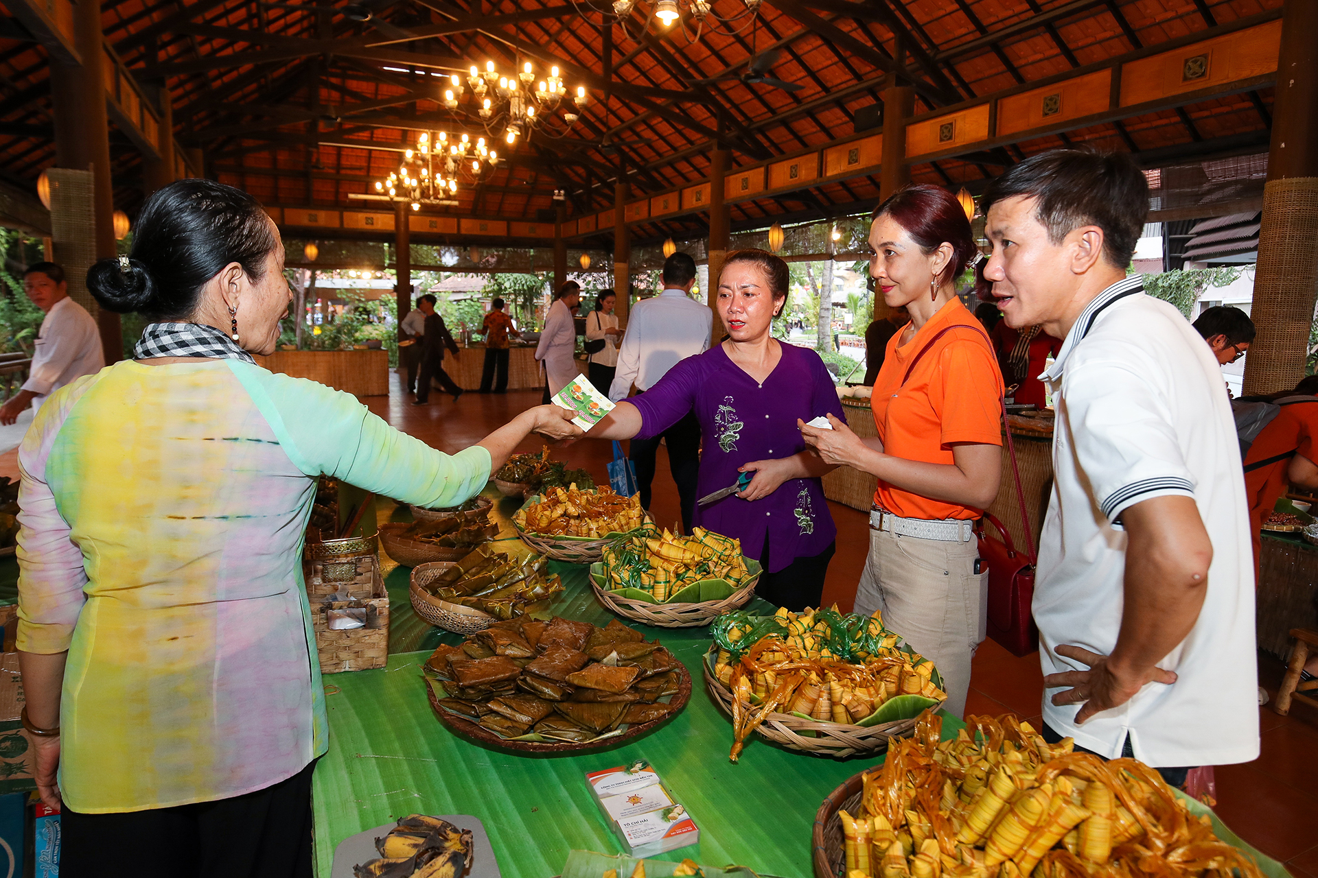 Người dân TP.HCM thích thú bánh dân gian cùng nghệ nhân trong lễ hội ẩm thực Việt- Ảnh 5.