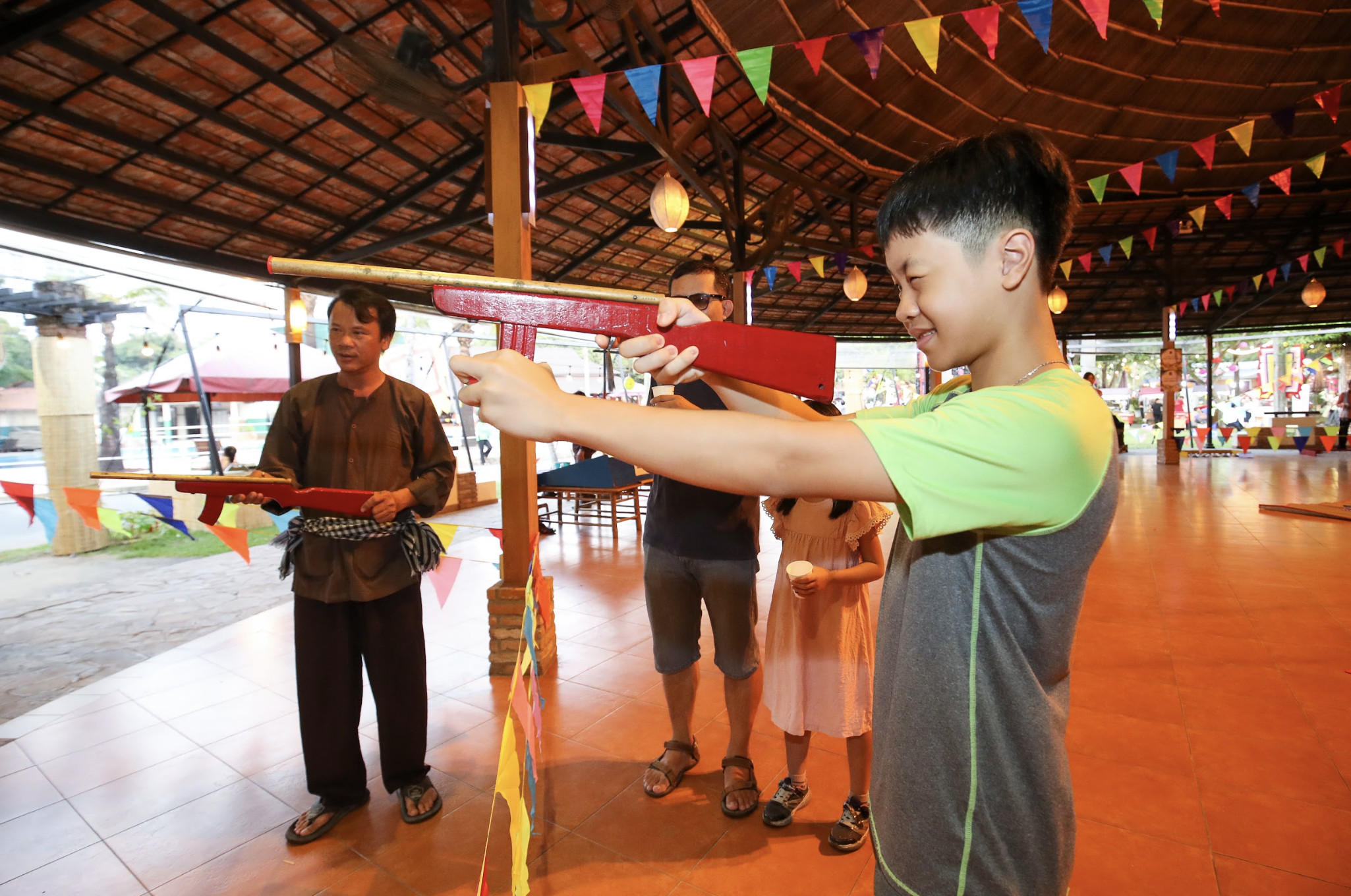 Người dân TP.HCM hào hứng trải nghiệm các trò chơi dân gian gợi ký ức tuổi thơ- Ảnh 5.