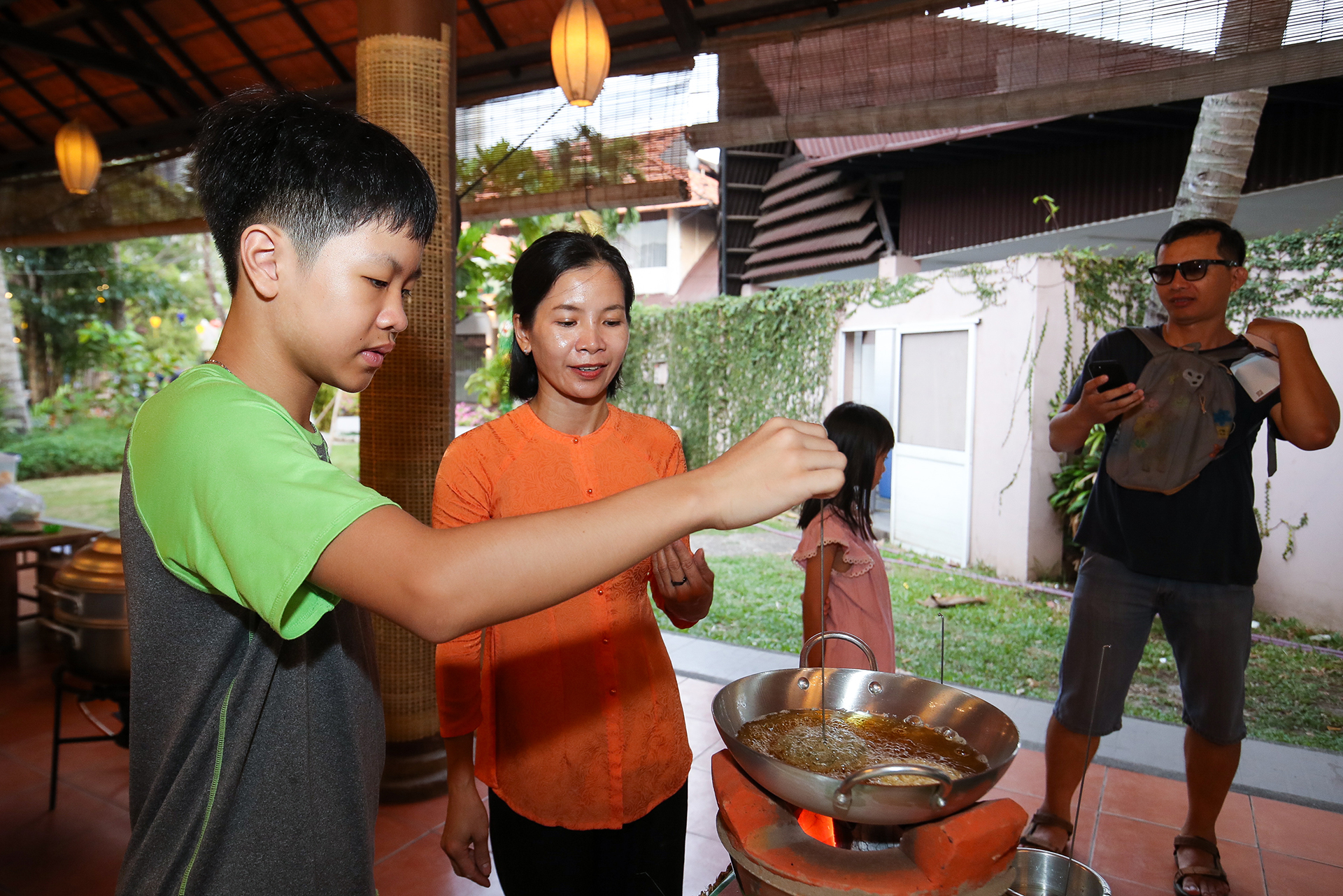 Người dân TP.HCM thích thú bánh dân gian cùng nghệ nhân trong lễ hội ẩm thực Việt- Ảnh 6.