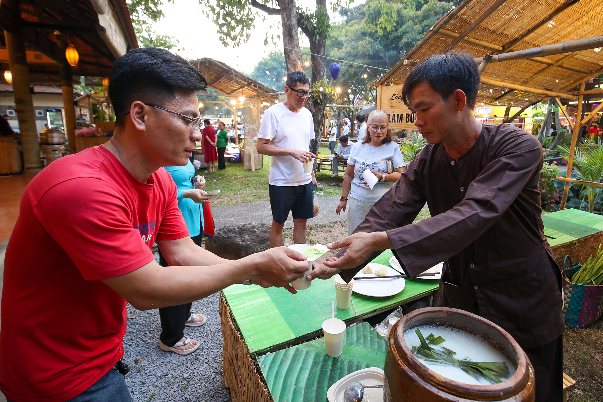 Người dân TP.HCM thích thú bánh dân gian cùng nghệ nhân trong lễ hội ẩm thực Việt- Ảnh 8.