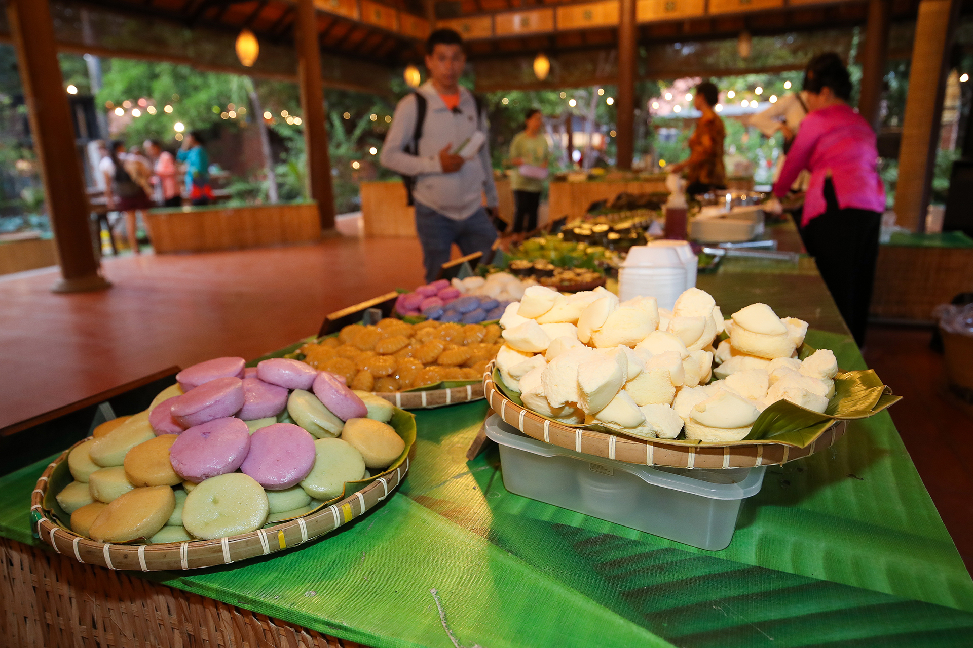 Người dân TP.HCM thích thú bánh dân gian cùng nghệ nhân trong lễ hội ẩm thực Việt- Ảnh 9.