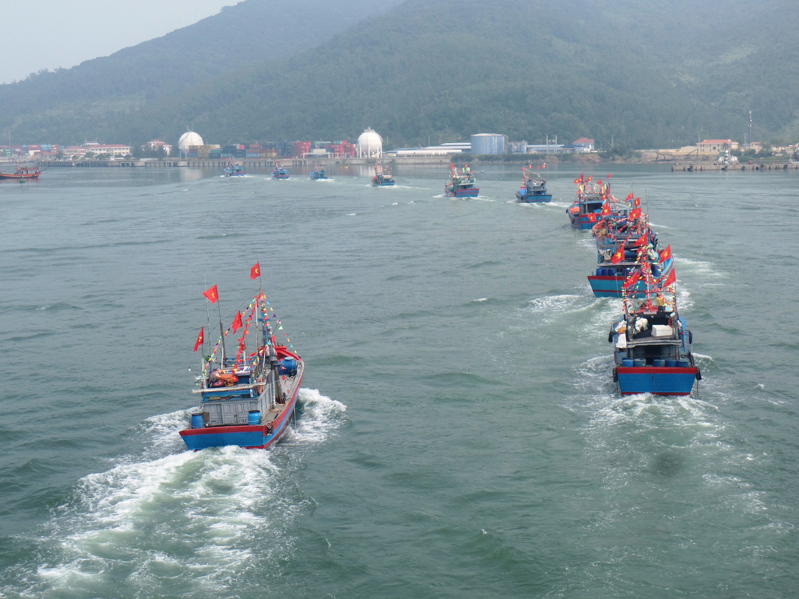 Khí thế đoàn tàu rời cảng cá Đà Nẵng sau lễ hội cầu ngư- Ảnh 7.