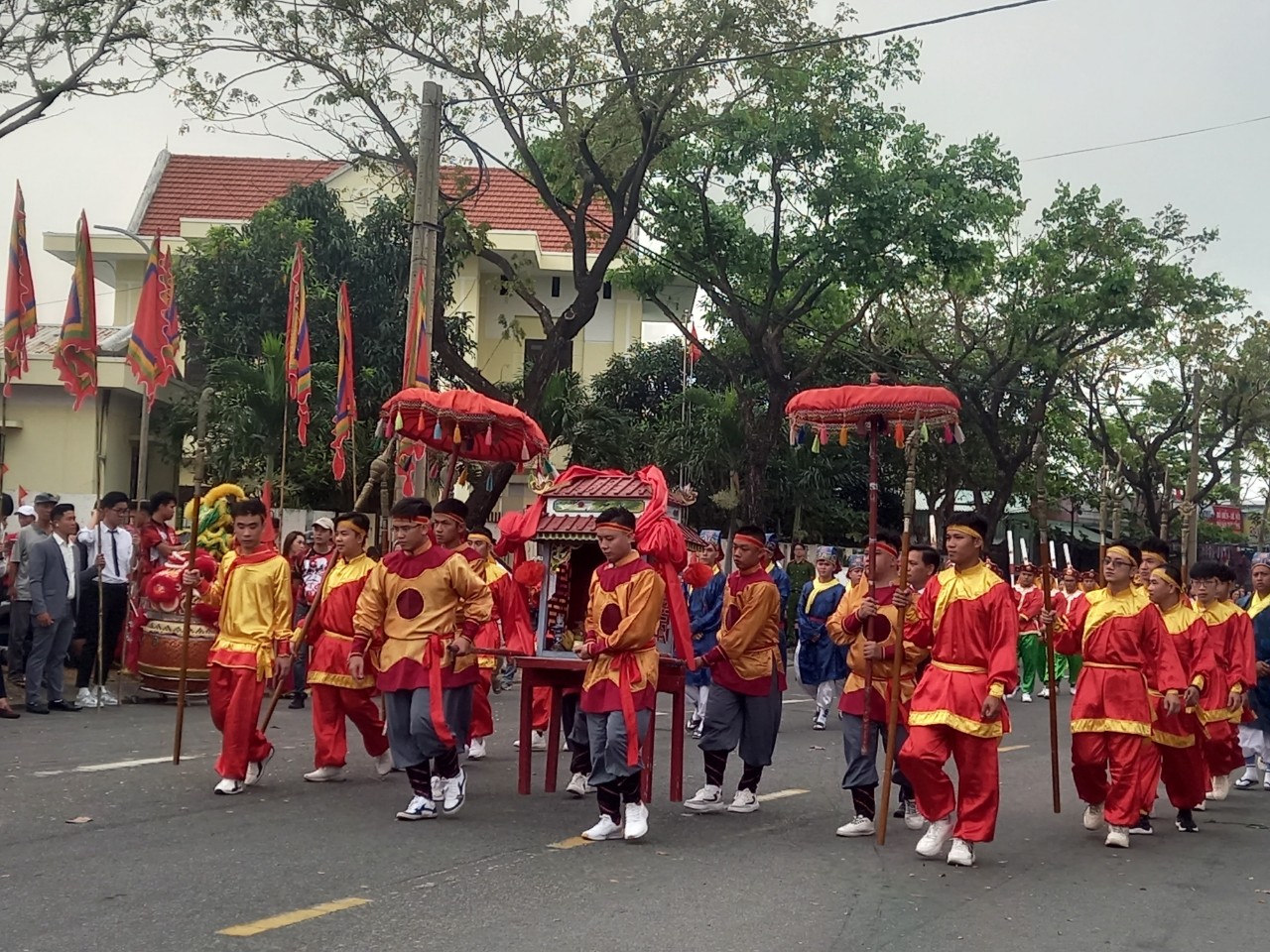 Khí thế đoàn tàu rời cảng cá Đà Nẵng sau lễ hội cầu ngư- Ảnh 4.