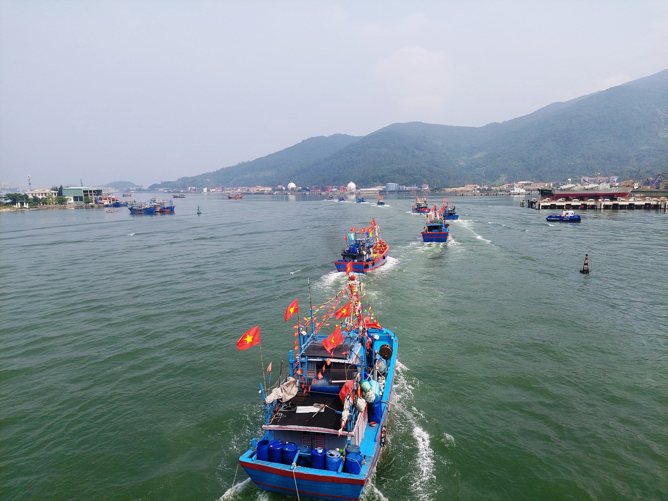 Khí thế đoàn tàu rời cảng cá Đà Nẵng sau lễ hội cầu ngư- Ảnh 13.