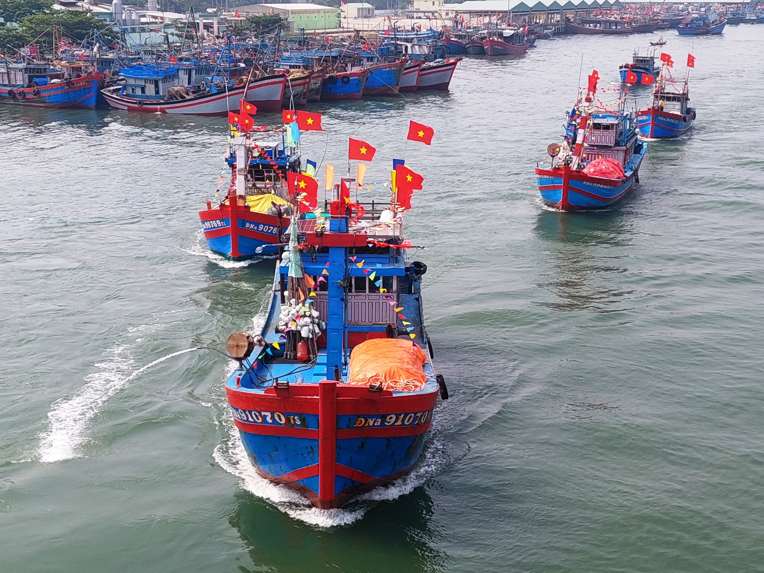 Khí thế đoàn tàu rời cảng cá Đà Nẵng sau lễ hội cầu ngư- Ảnh 5.