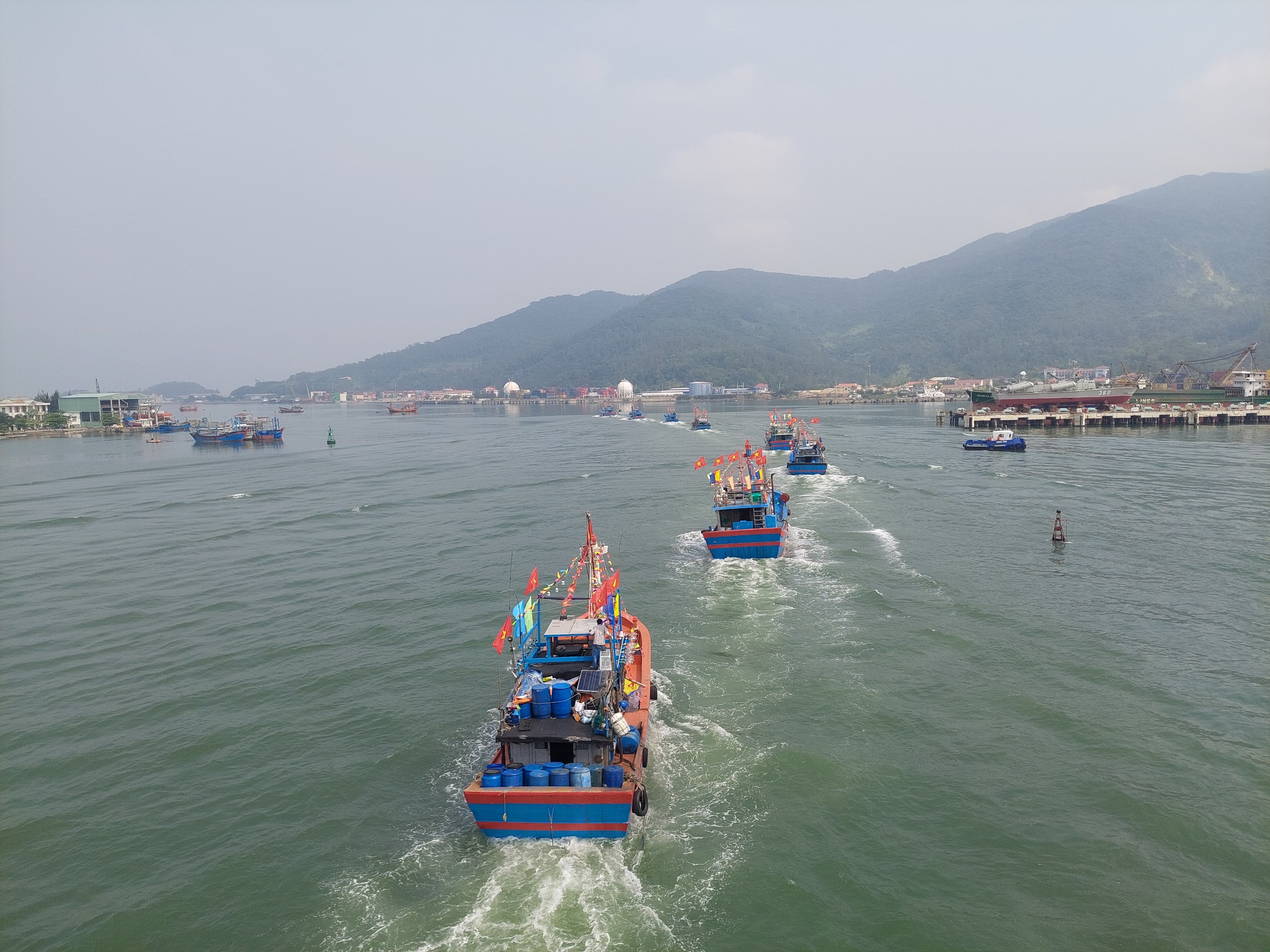 Khí thế đoàn tàu rời cảng cá Đà Nẵng sau lễ hội cầu ngư- Ảnh 12.