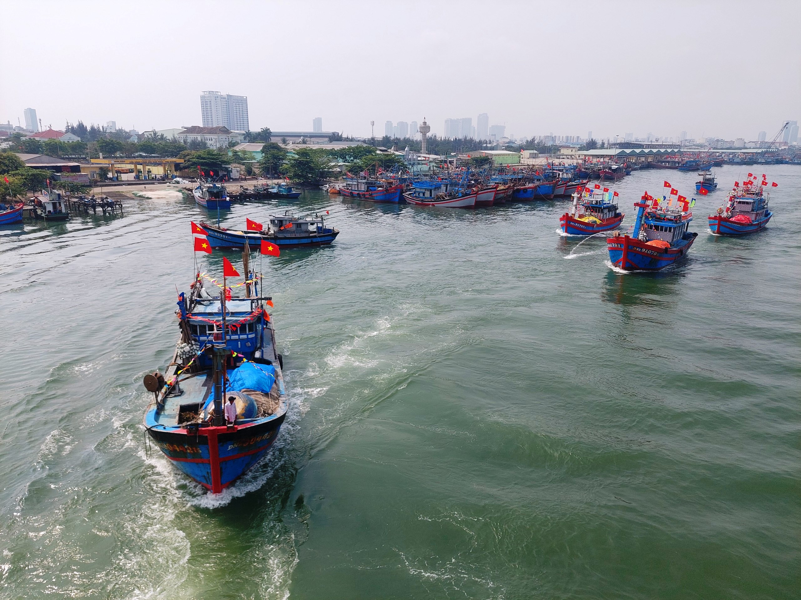 Khí thế đoàn tàu rời cảng cá Đà Nẵng sau lễ hội cầu ngư- Ảnh 6.
