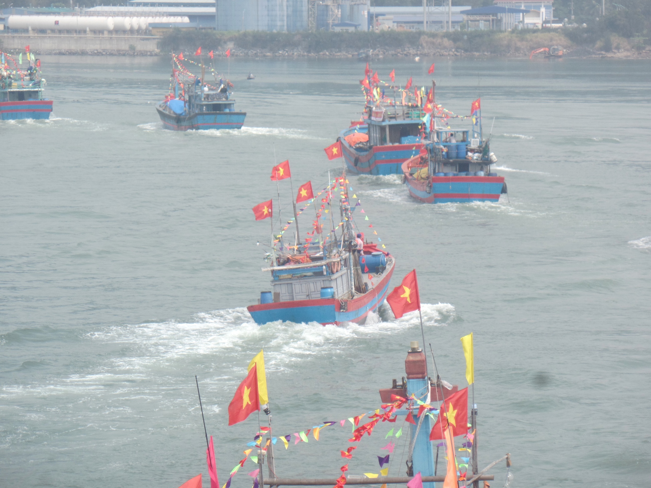 Khí thế đoàn tàu rời cảng cá Đà Nẵng sau lễ hội cầu ngư- Ảnh 10.