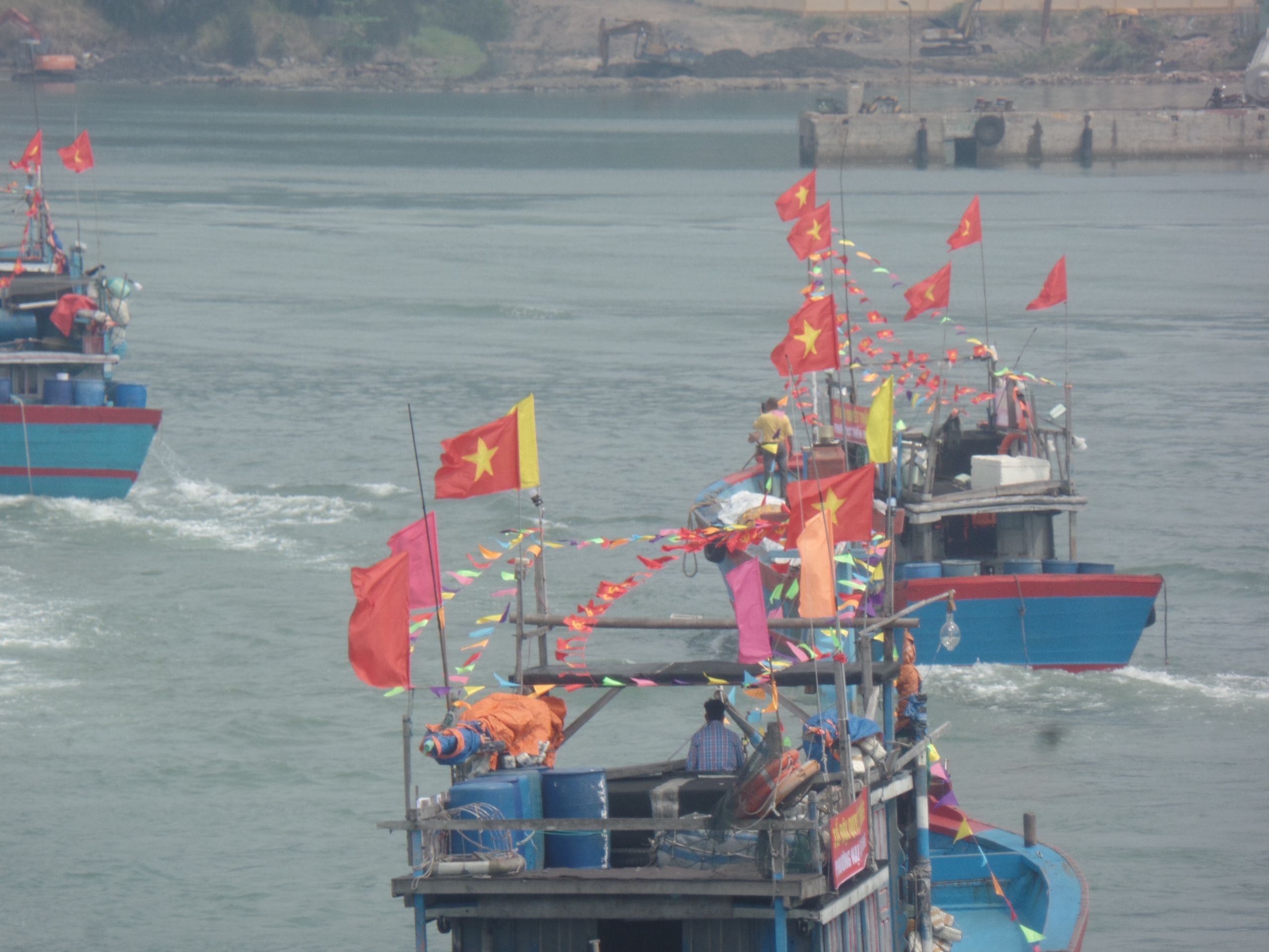 Khí thế đoàn tàu rời cảng cá Đà Nẵng sau lễ hội cầu ngư- Ảnh 8.