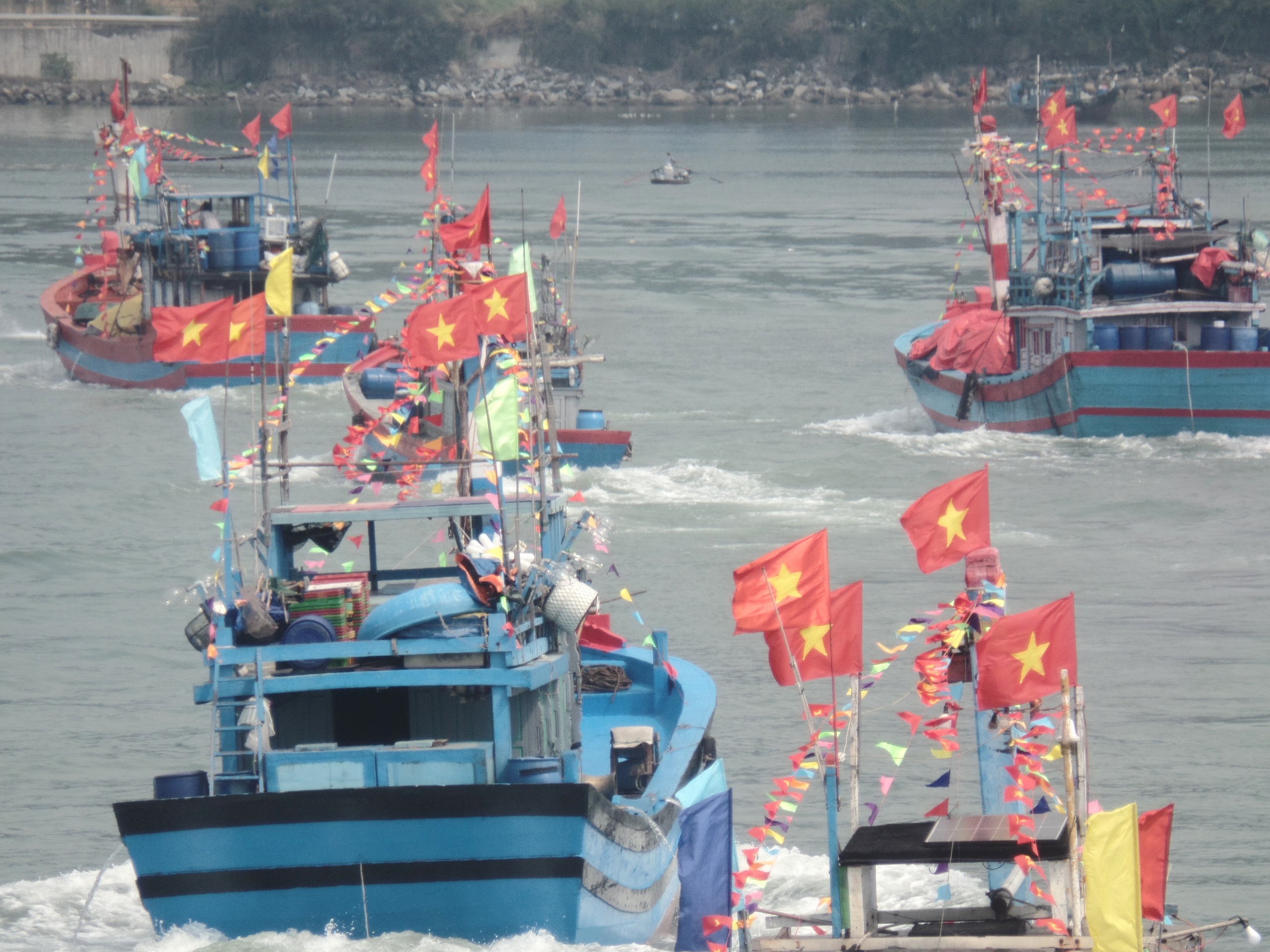 Khí thế đoàn tàu rời cảng cá Đà Nẵng sau lễ hội cầu ngư- Ảnh 9.