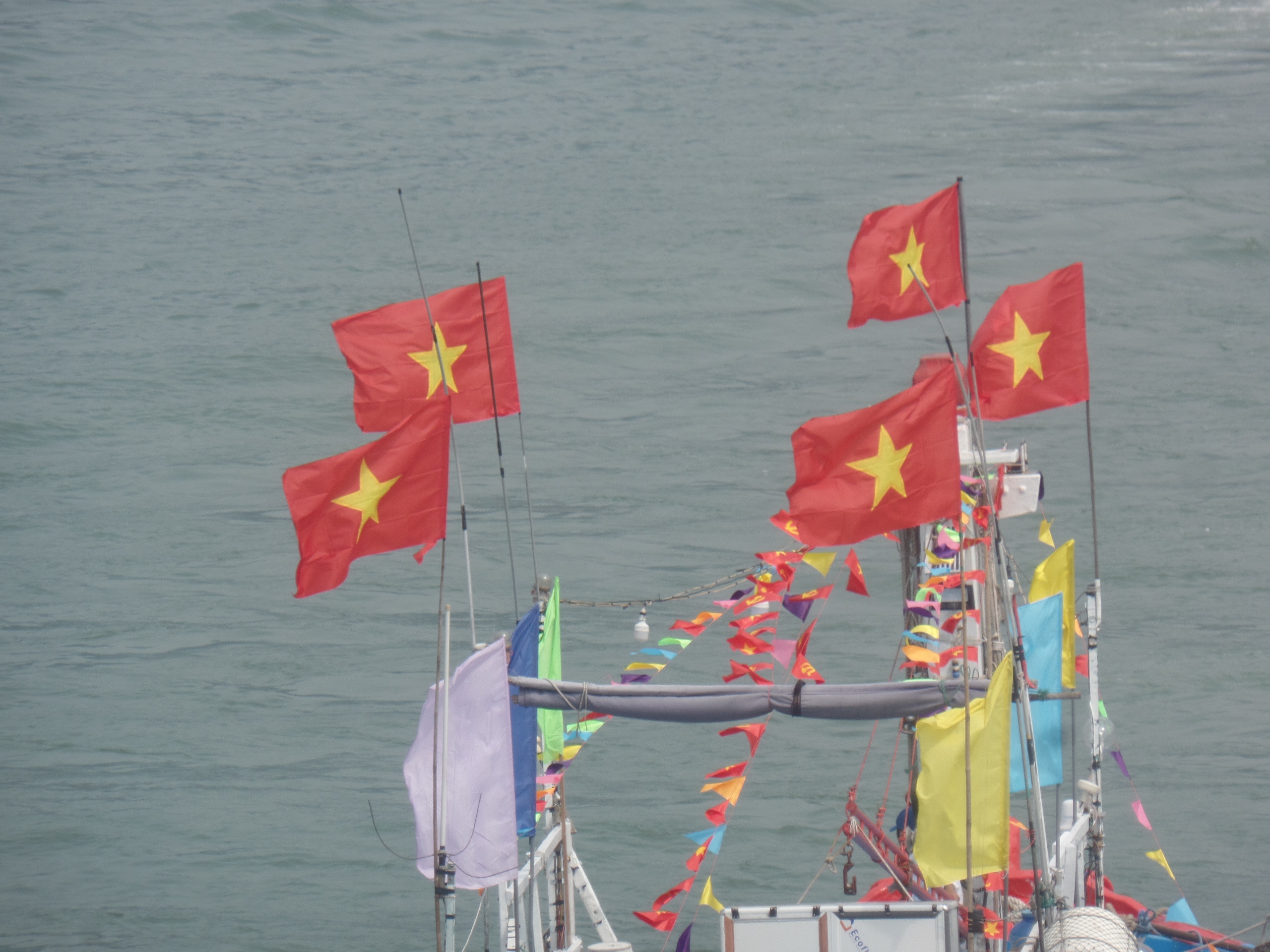 Khí thế đoàn tàu rời cảng cá Đà Nẵng sau lễ hội cầu ngư- Ảnh 11.