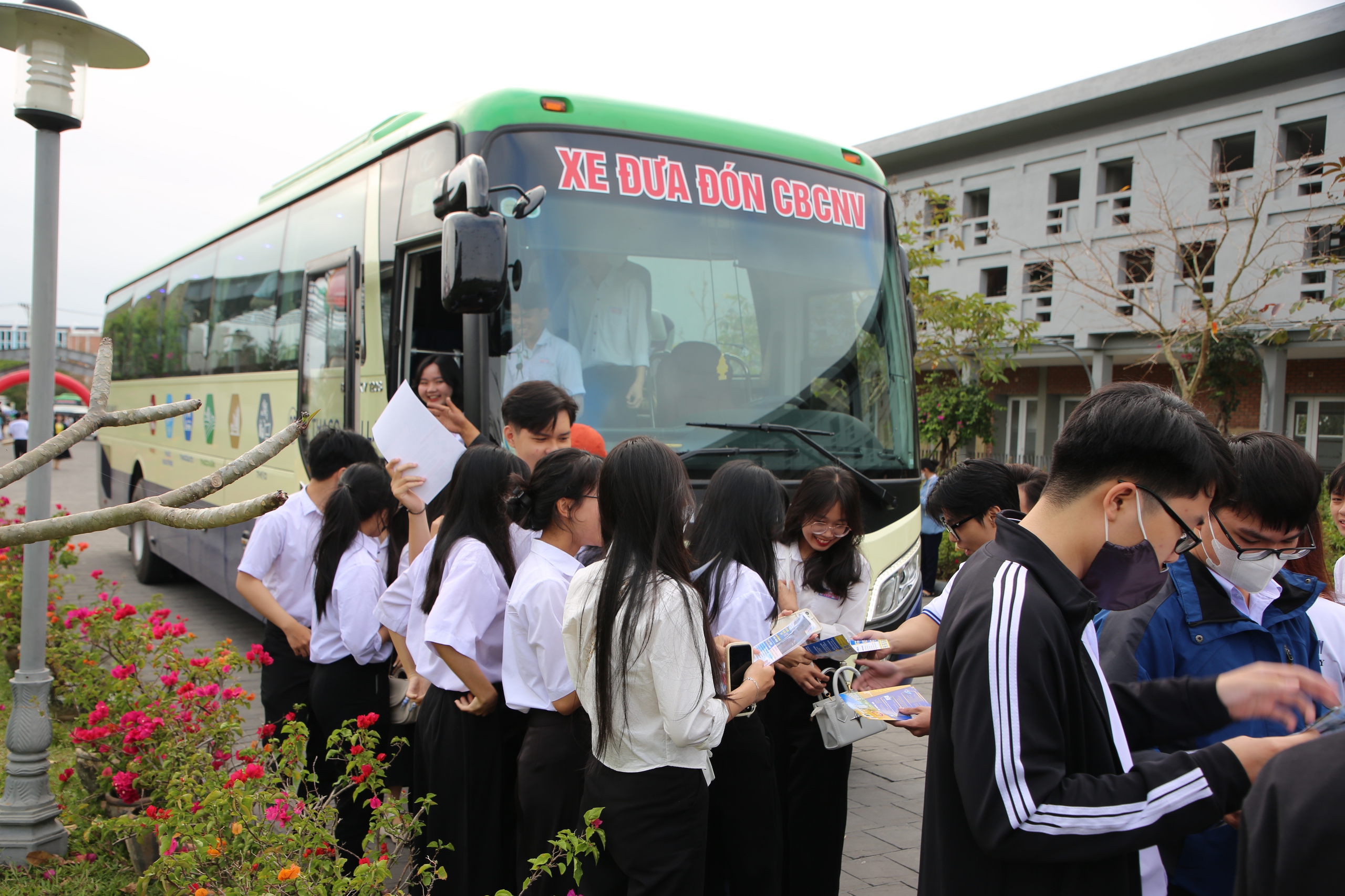 Tư vấn mùa thi tại Quảng Nam: Học sinh háo hức đến sớm nhờ những chuyến xe- Ảnh 6.