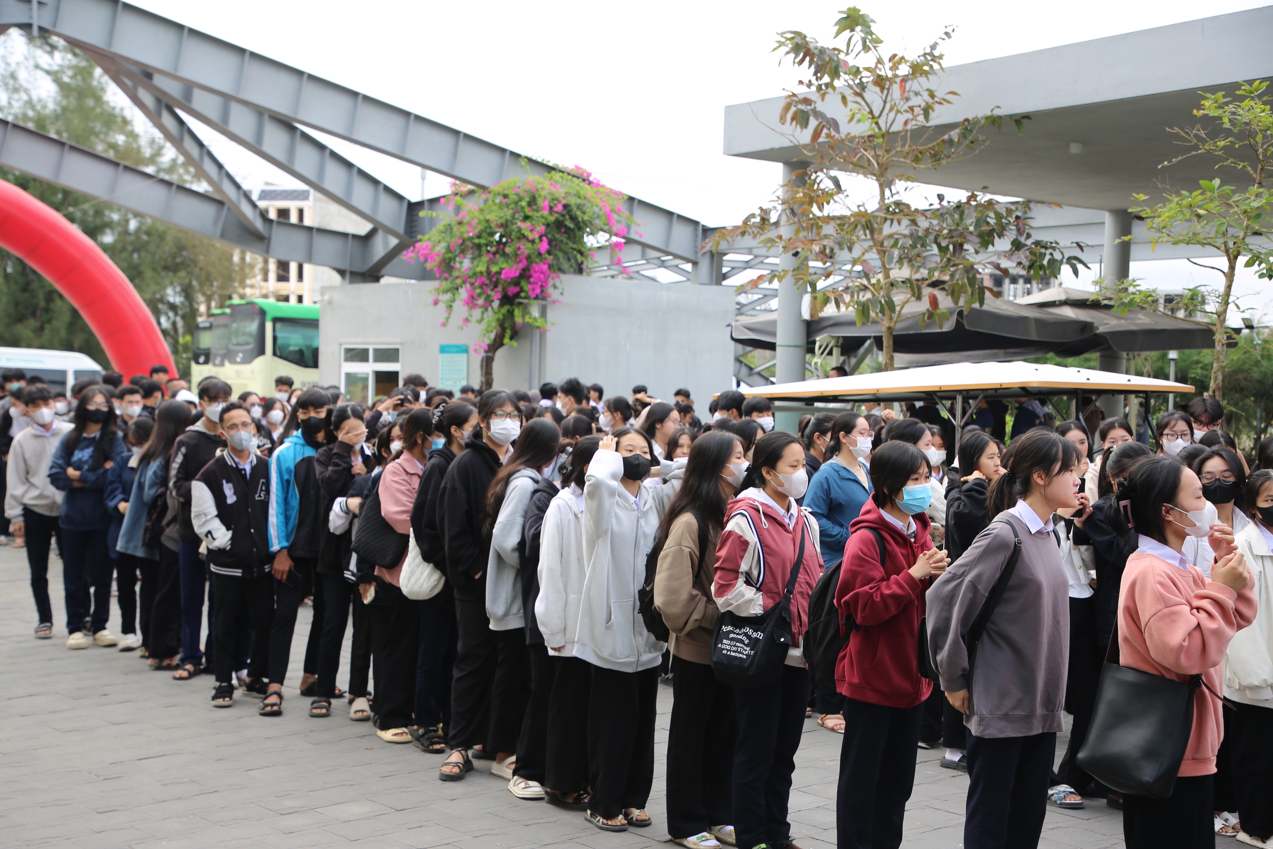 Tư vấn mùa thi tại Quảng Nam: Học sinh háo hức đến sớm nhờ những chuyến xe- Ảnh 3.