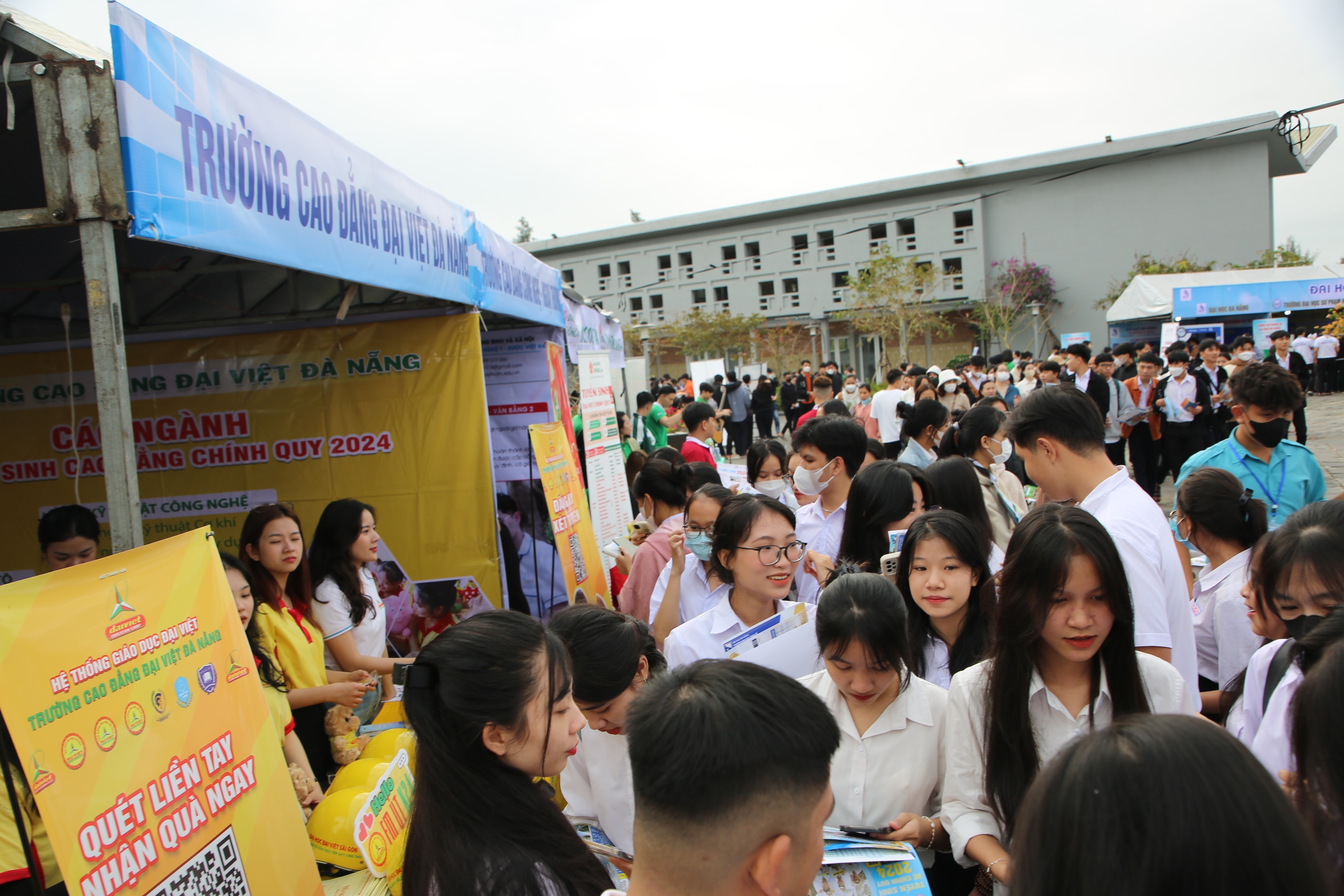Tư vấn mùa thi tại Quảng Nam: Học sinh háo hức đến sớm nhờ những chuyến xe- Ảnh 5.