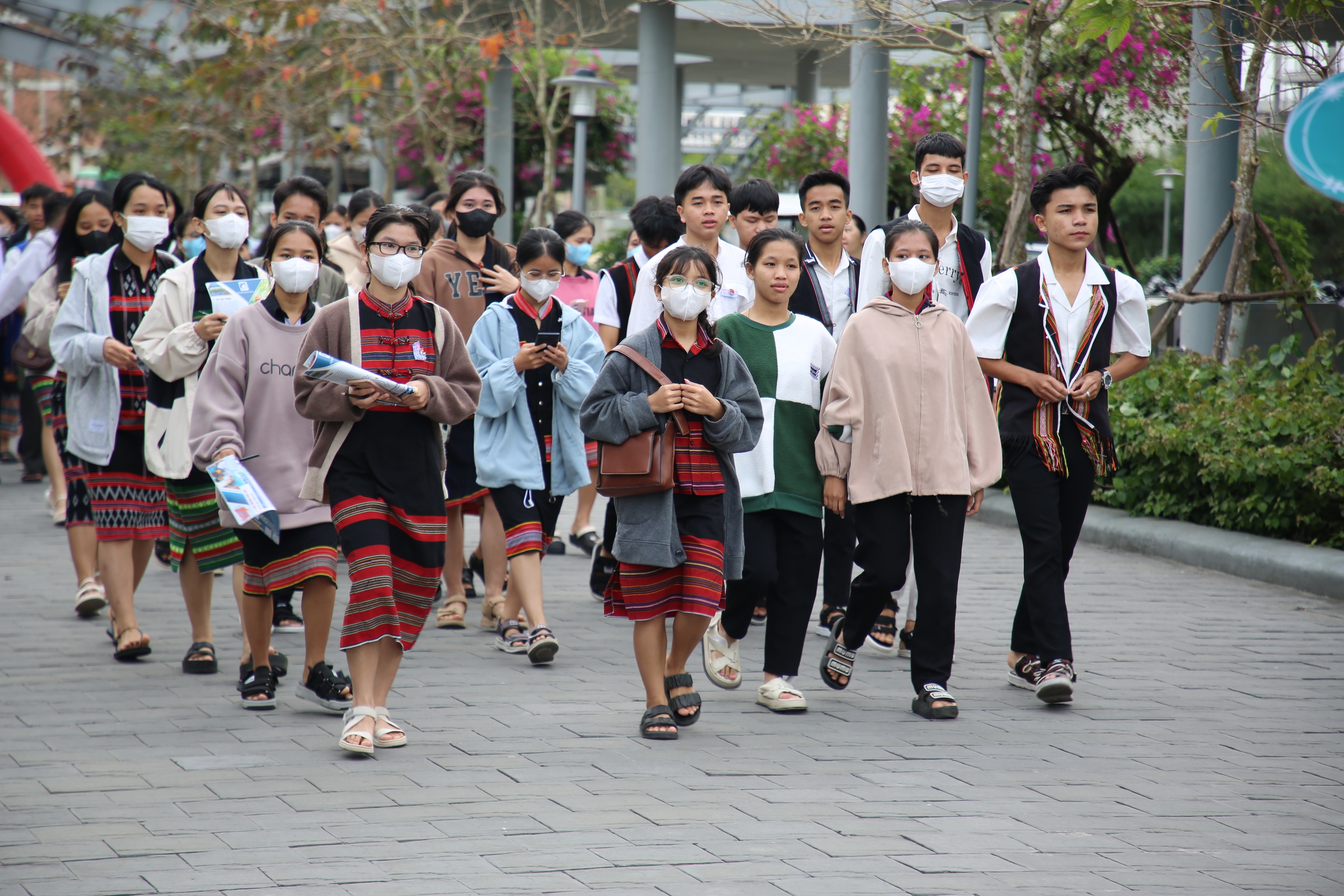 Tư vấn mùa thi tại Quảng Nam: Học sinh háo hức đến sớm nhờ những chuyến xe- Ảnh 8.