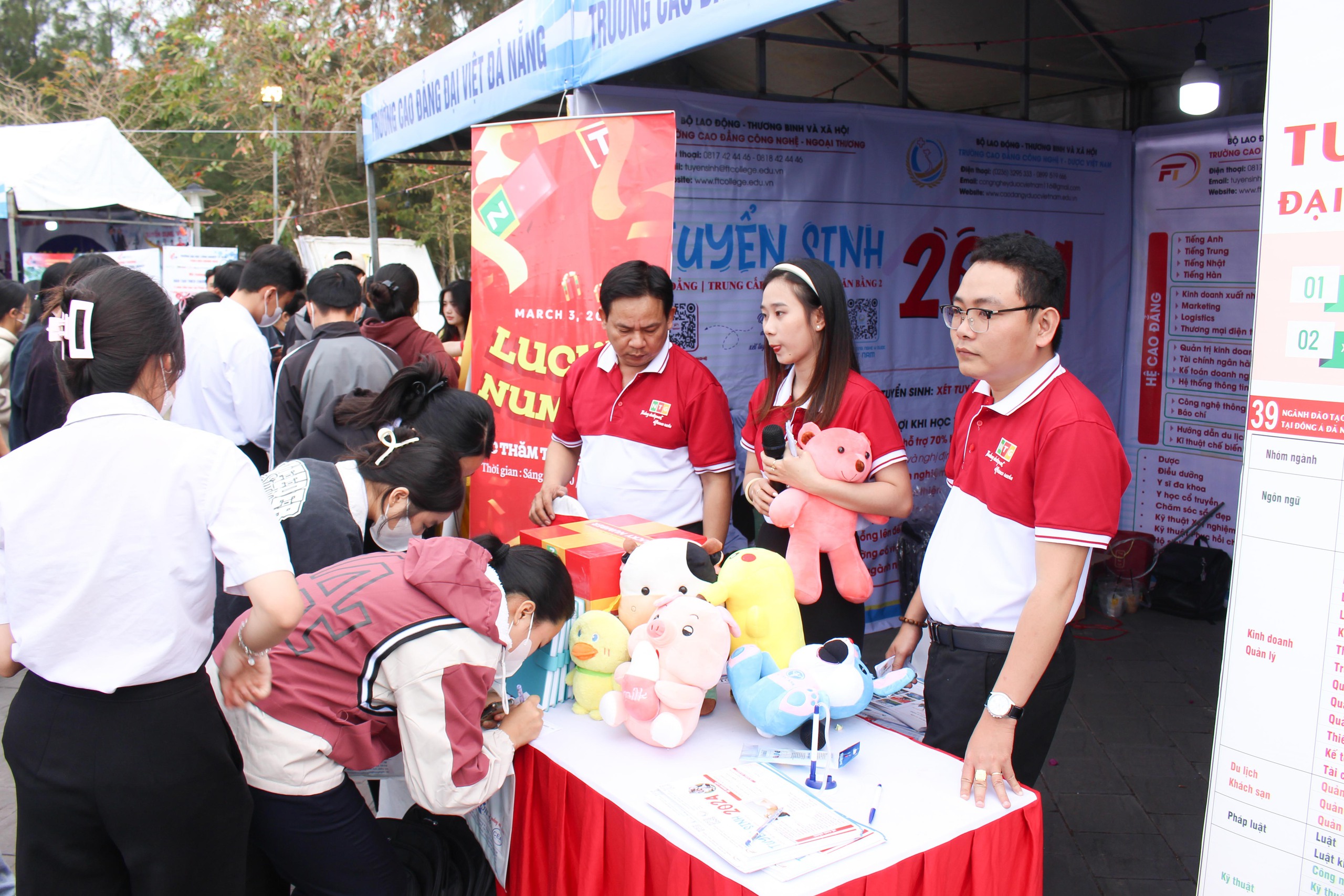 Tư vấn mùa thi: Hơn 2.000 học sinh Quảng Nam thích thú xếp hàng trải nghiệm- Ảnh 3.