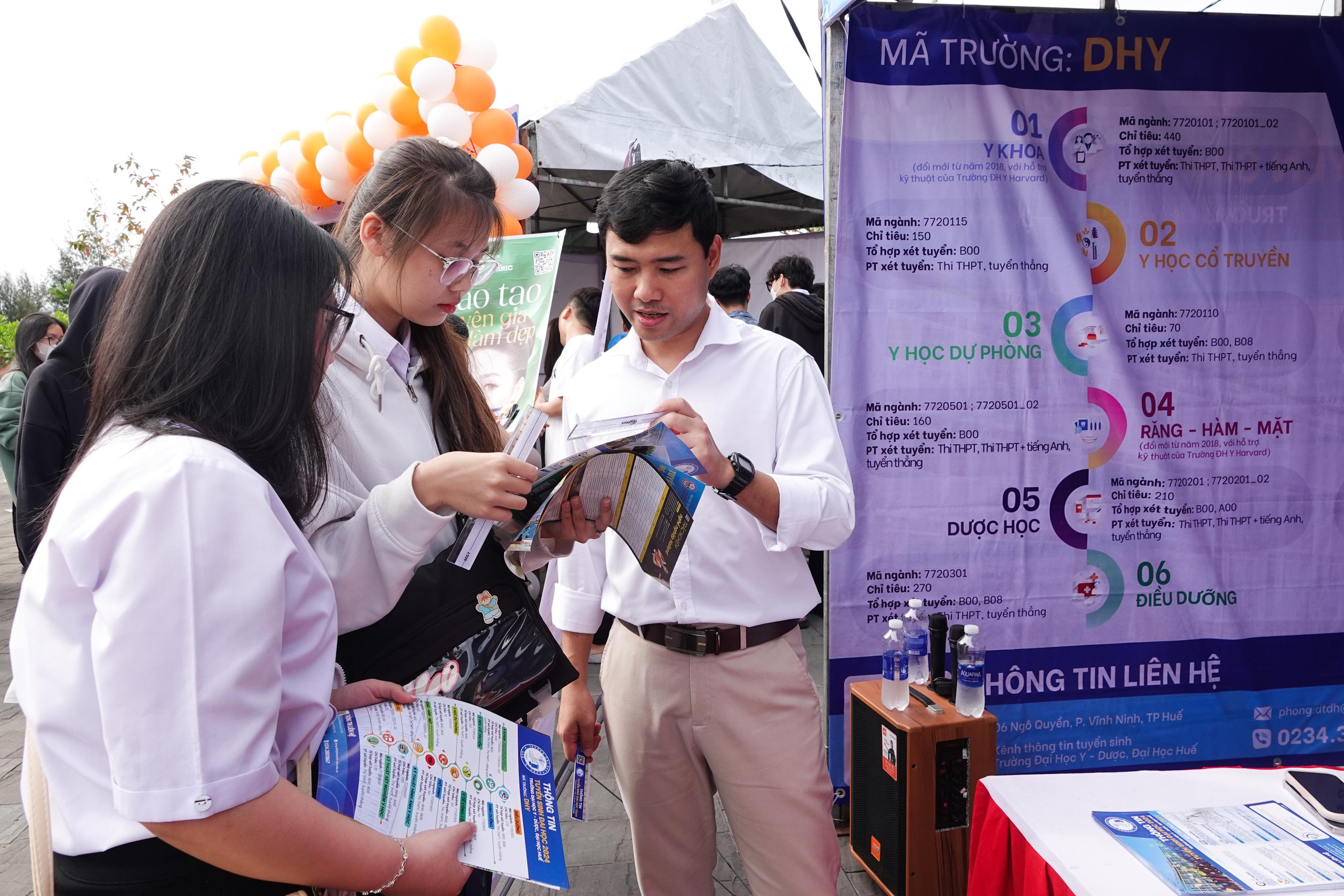 Tư vấn mùa thi: Hơn 2.000 học sinh Quảng Nam thích thú xếp hàng trải nghiệm- Ảnh 10.