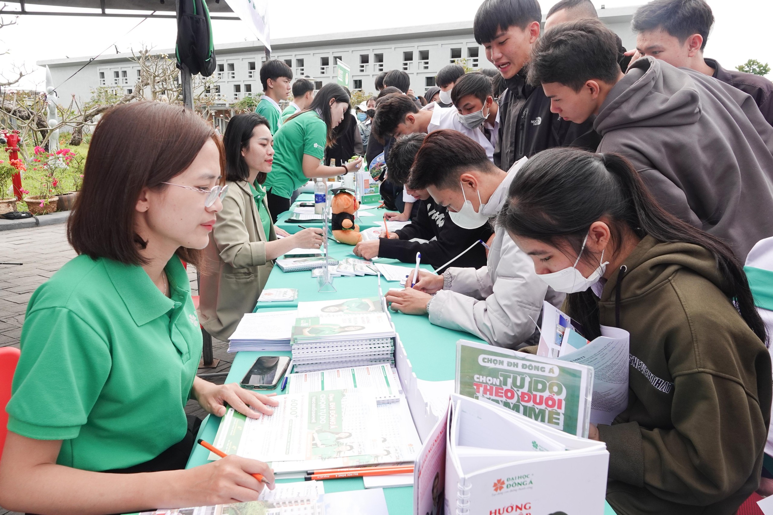 Tư vấn mùa thi: Hơn 2.000 học sinh Quảng Nam thích thú xếp hàng trải nghiệm- Ảnh 17.