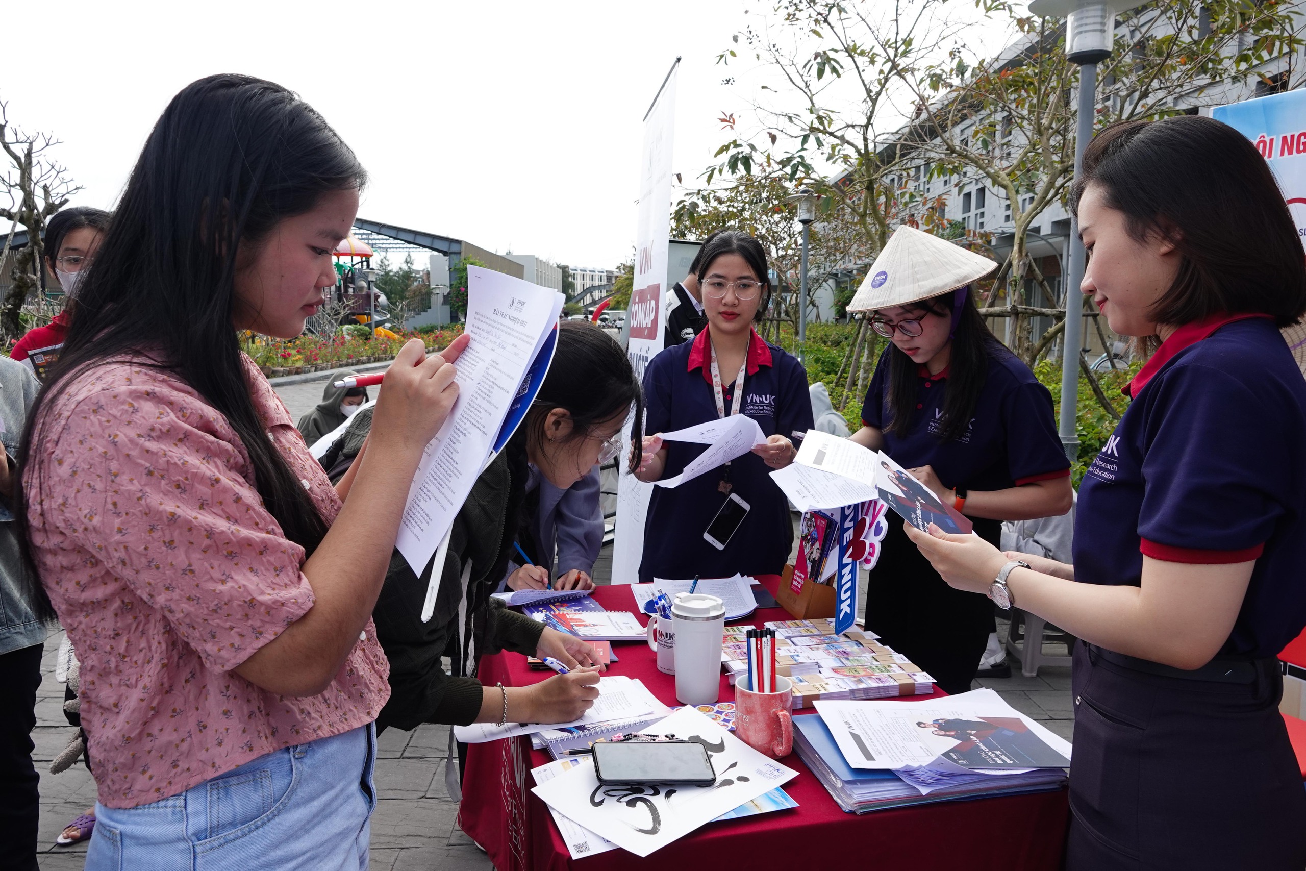 Tư vấn mùa thi: Hơn 2.000 học sinh Quảng Nam thích thú xếp hàng trải nghiệm- Ảnh 15.