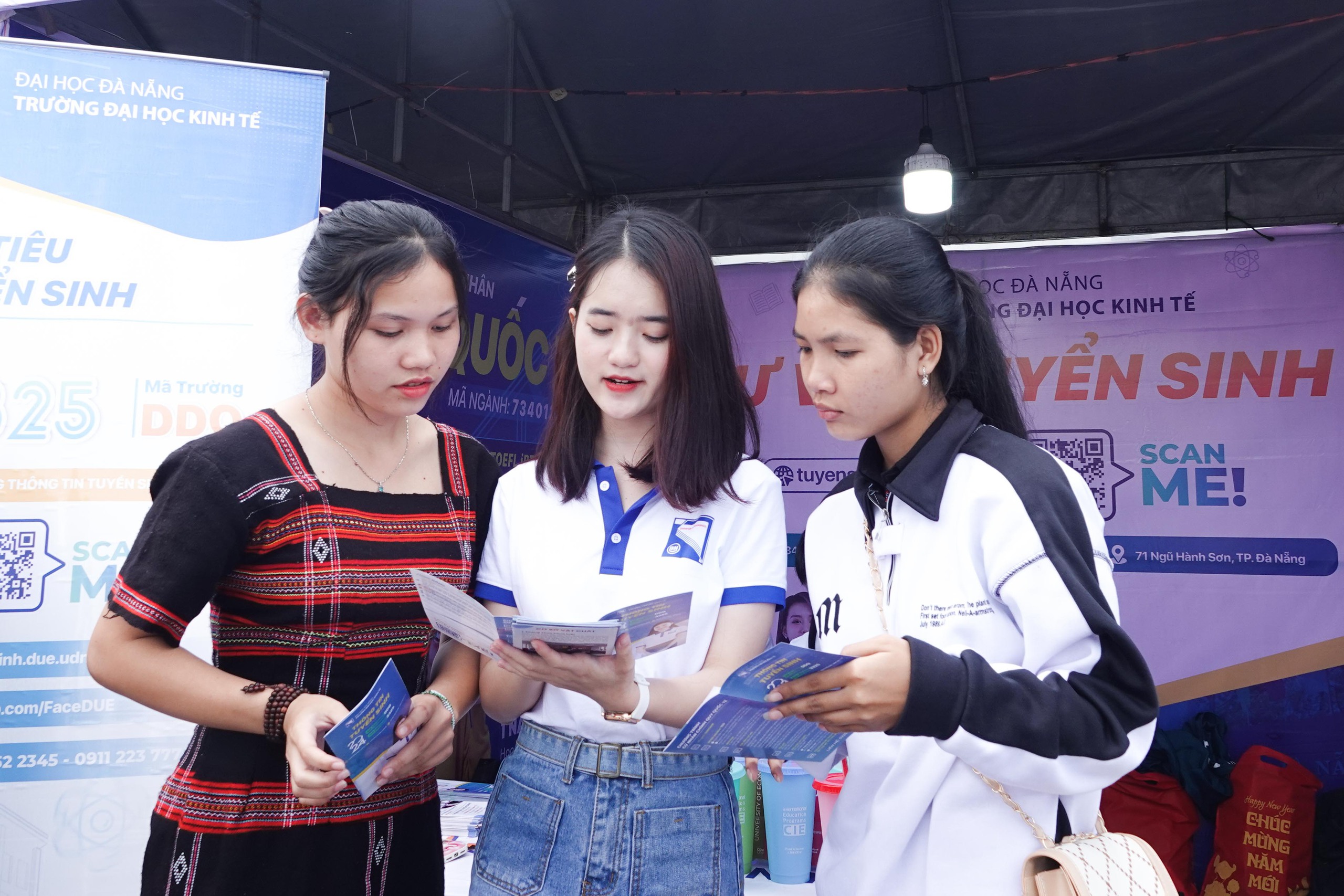 Tư vấn mùa thi: Hơn 2.000 học sinh Quảng Nam thích thú xếp hàng trải nghiệm- Ảnh 16.