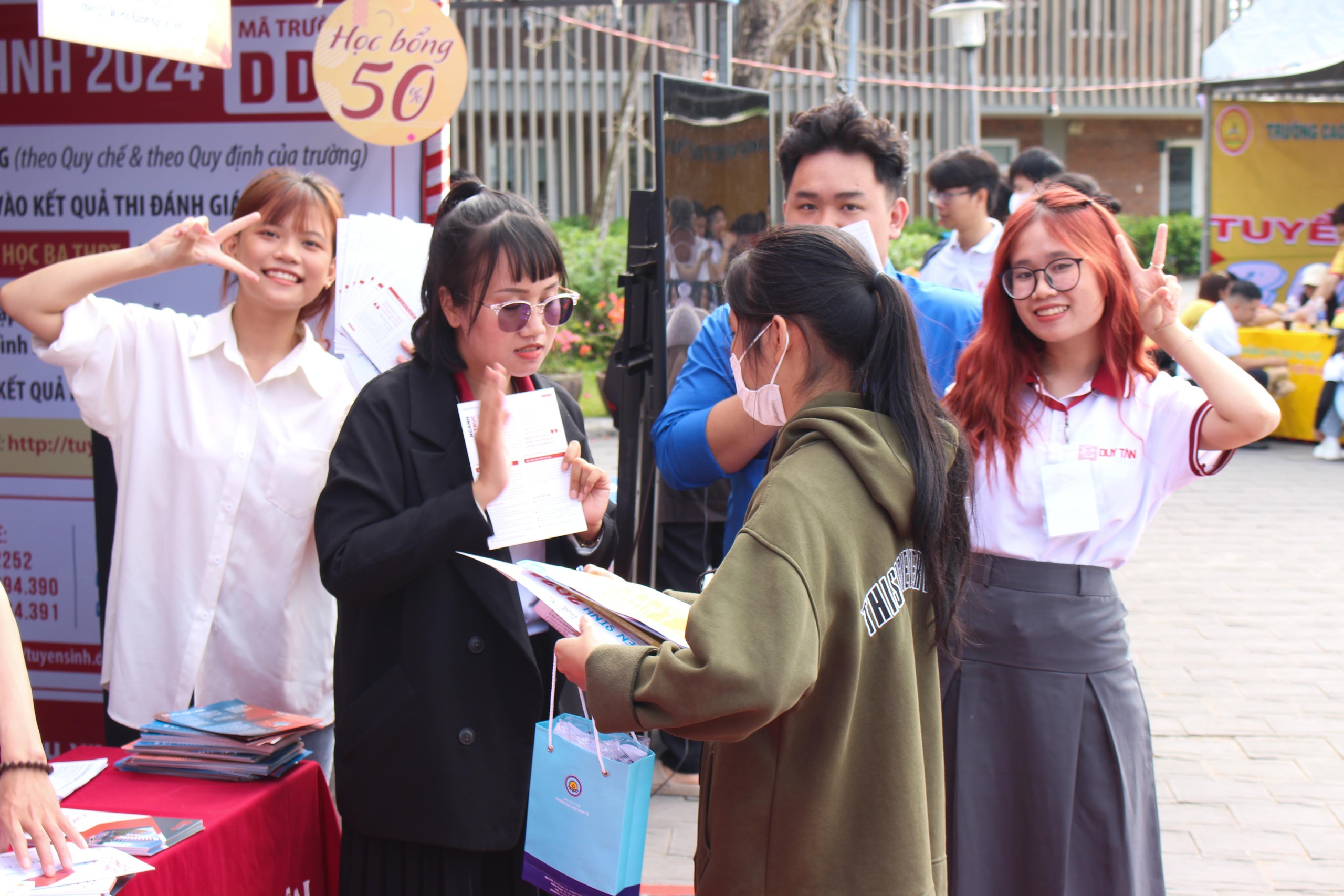 Tư vấn mùa thi: Hơn 2.000 học sinh Quảng Nam thích thú xếp hàng trải nghiệm- Ảnh 14.