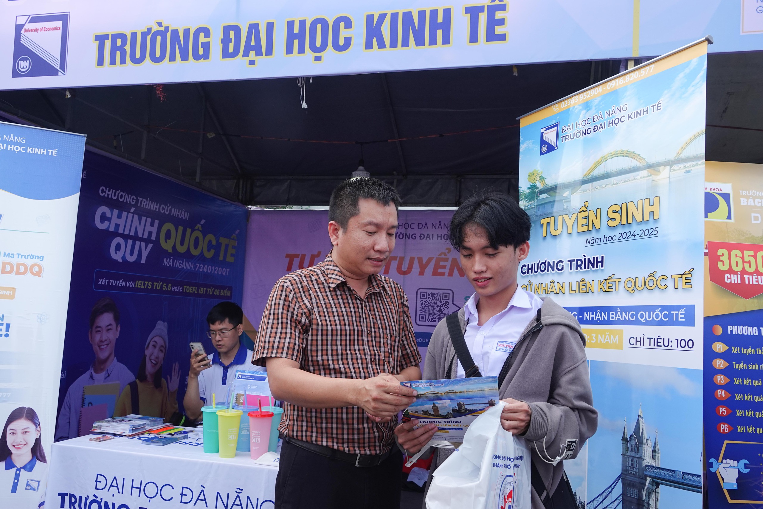 Tư vấn mùa thi: Hơn 2.000 học sinh Quảng Nam thích thú xếp hàng trải nghiệm- Ảnh 5.