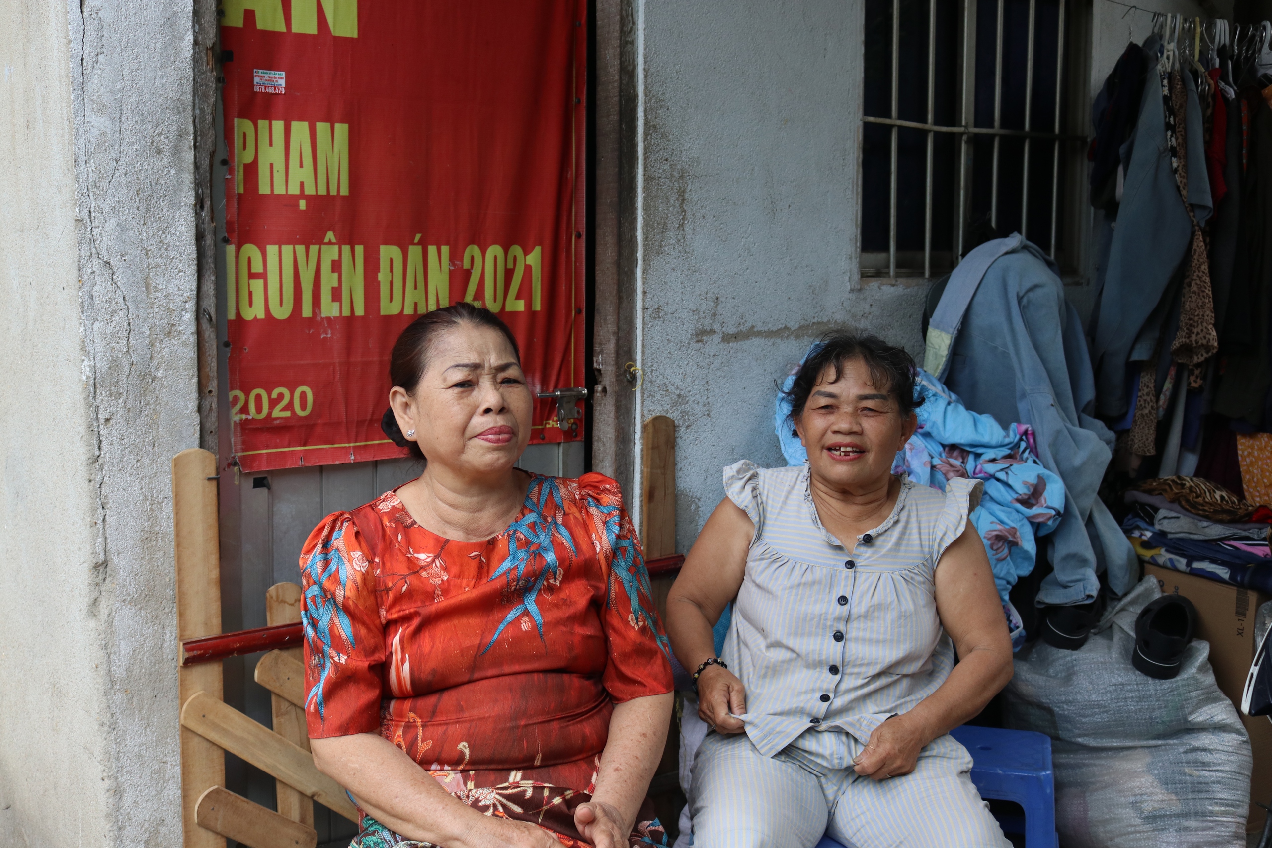 Ngày nắng nóng ở 'xóm ve chai' TP.HCM: Hầm hập, bí bách đến ngộp thở- Ảnh 1. Ngày nắng nóng ở 'xóm ve chai' TP.HCM: Hầm hập, bí bách đến ngộp thở- Ảnh 1.