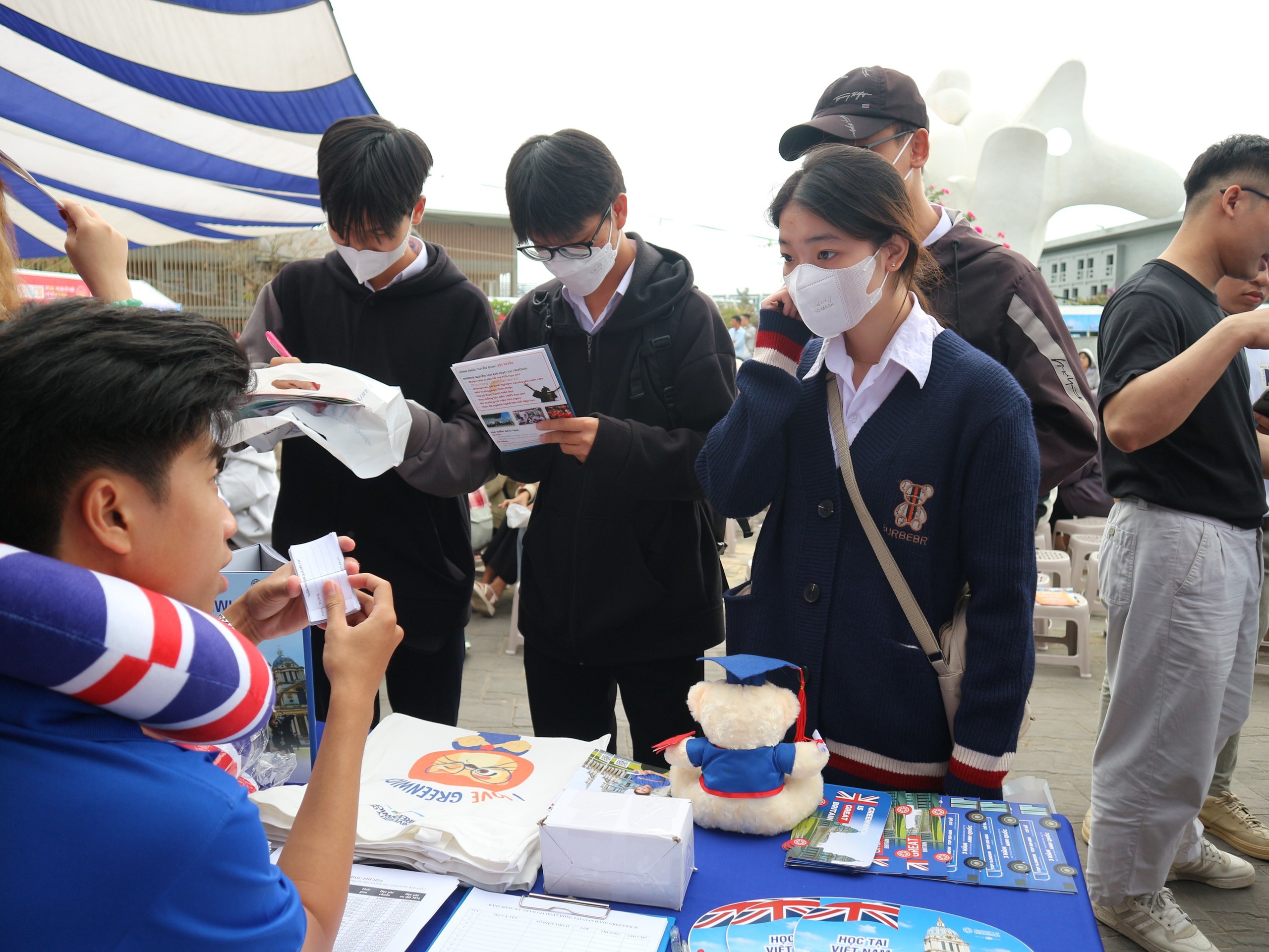 Tư vấn mùa thi: Hơn 2.000 học sinh Quảng Nam thích thú xếp hàng trải nghiệm- Ảnh 18.