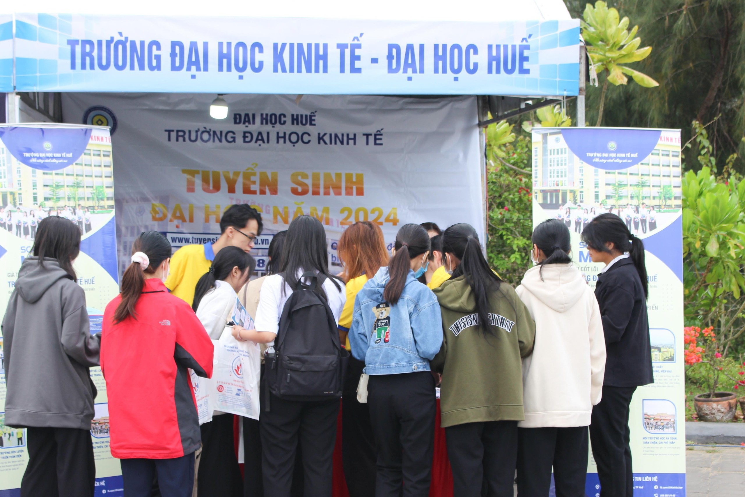 Tư vấn mùa thi: Hơn 2.000 học sinh Quảng Nam thích thú xếp hàng trải nghiệm- Ảnh 19.