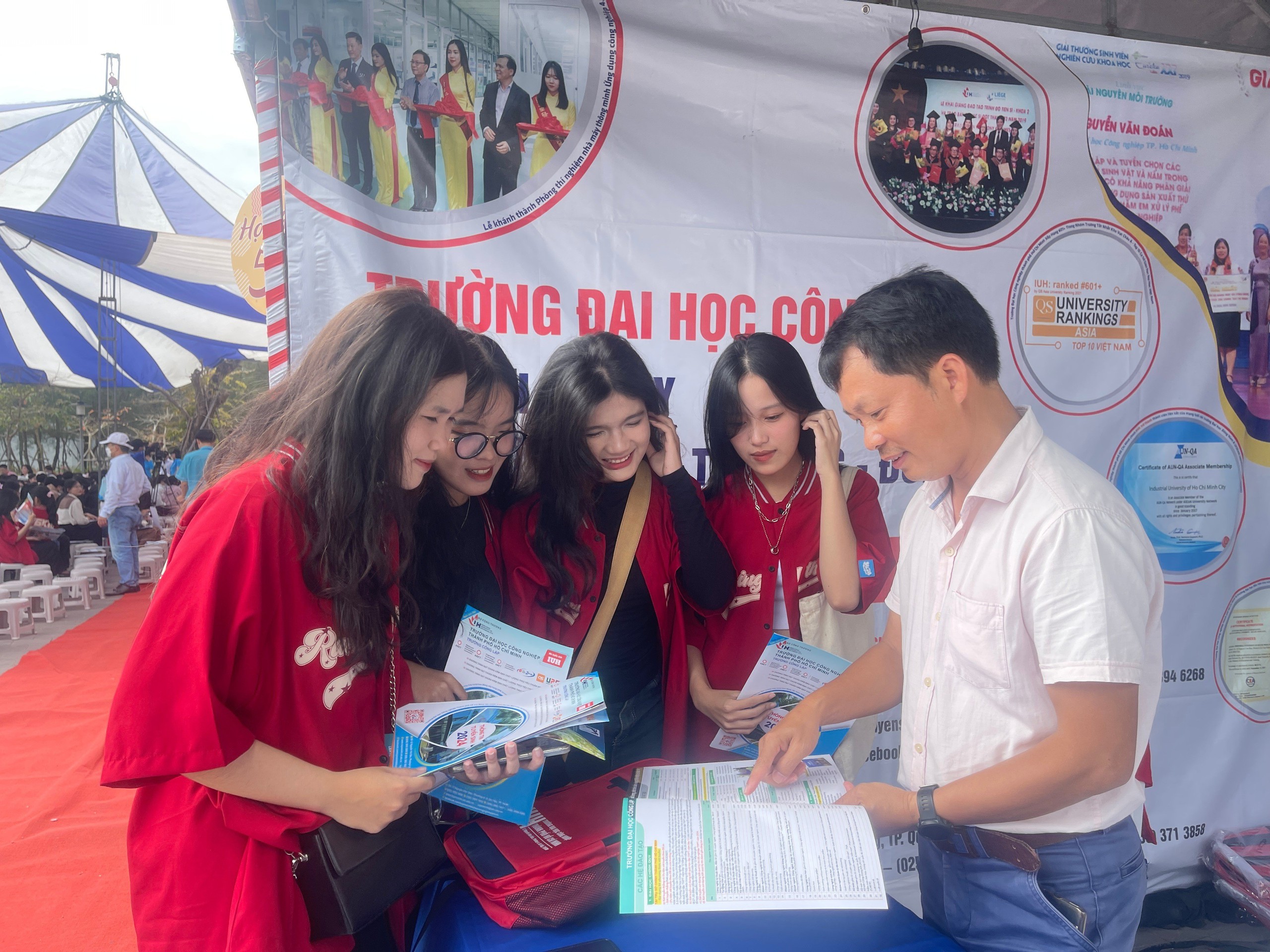 Tư vấn mùa thi: Hơn 2.000 học sinh Quảng Nam thích thú xếp hàng trải nghiệm- Ảnh 20.