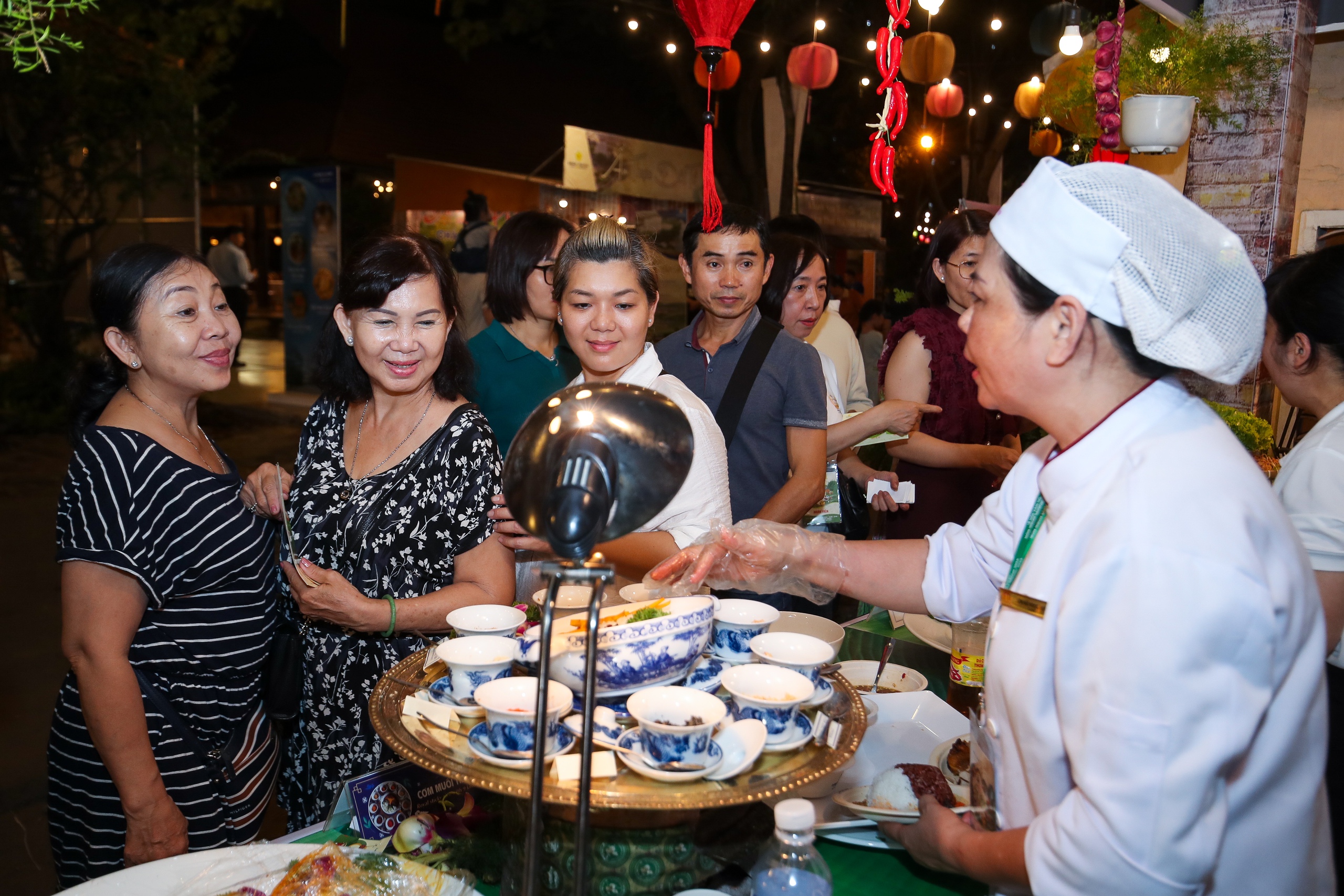 Cận cảnh món ngon vùng miền: thực khách ‘quên lối về’ ở lễ hội ẩm thực Việt- Ảnh 11.