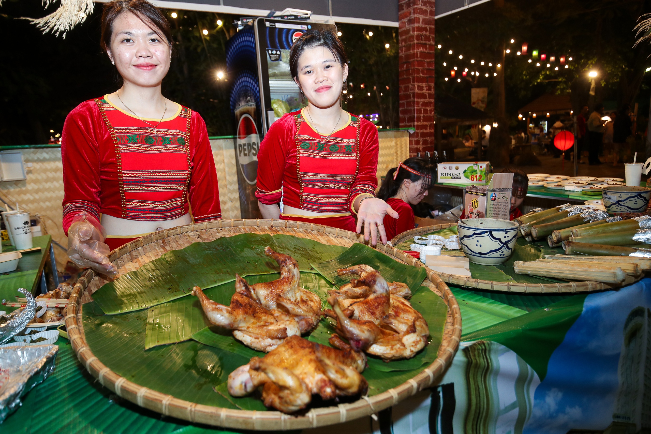 Cận cảnh món ngon vùng miền: thực khách ‘quên lối về’ ở lễ hội ẩm thực Việt- Ảnh 12.