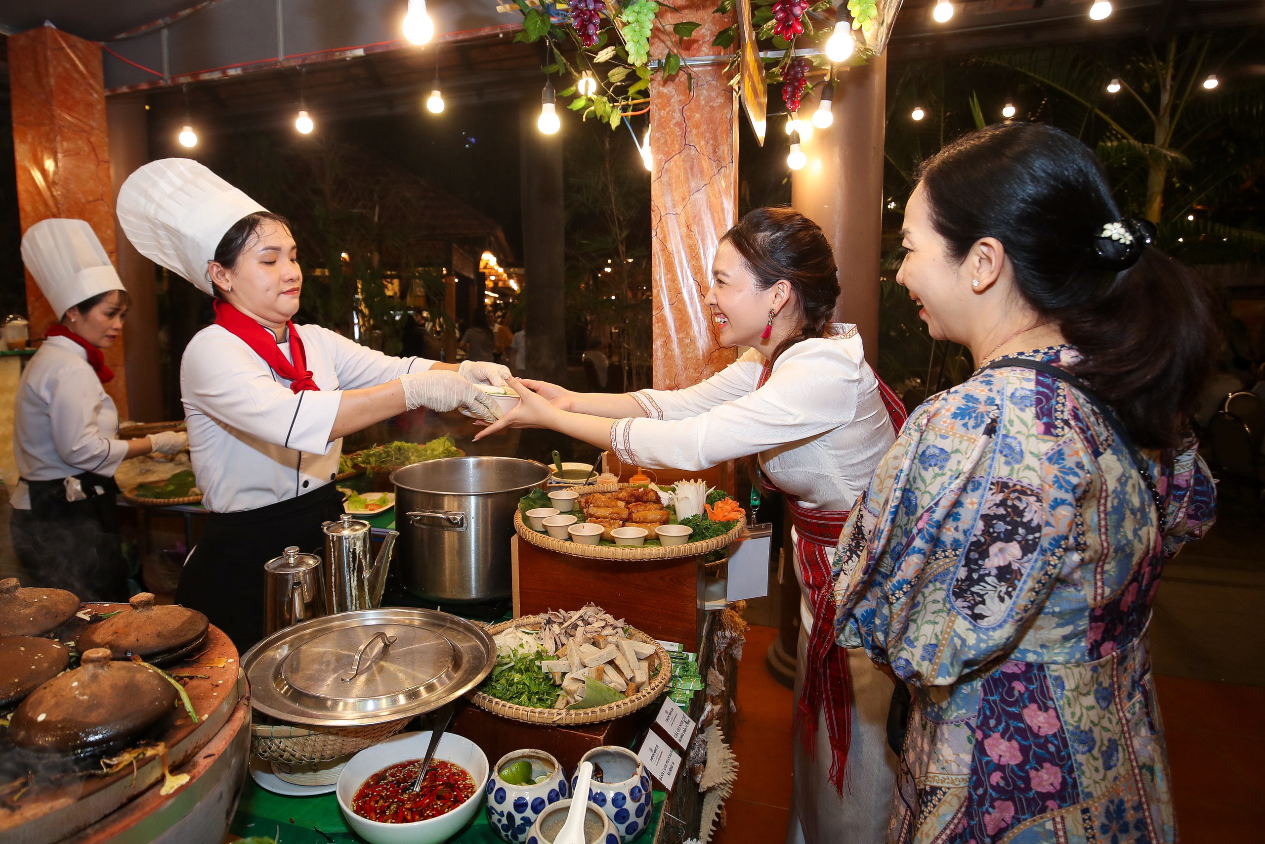 Cận cảnh món ngon vùng miền: thực khách ‘quên lối về’ ở lễ hội ẩm thực Việt- Ảnh 2.