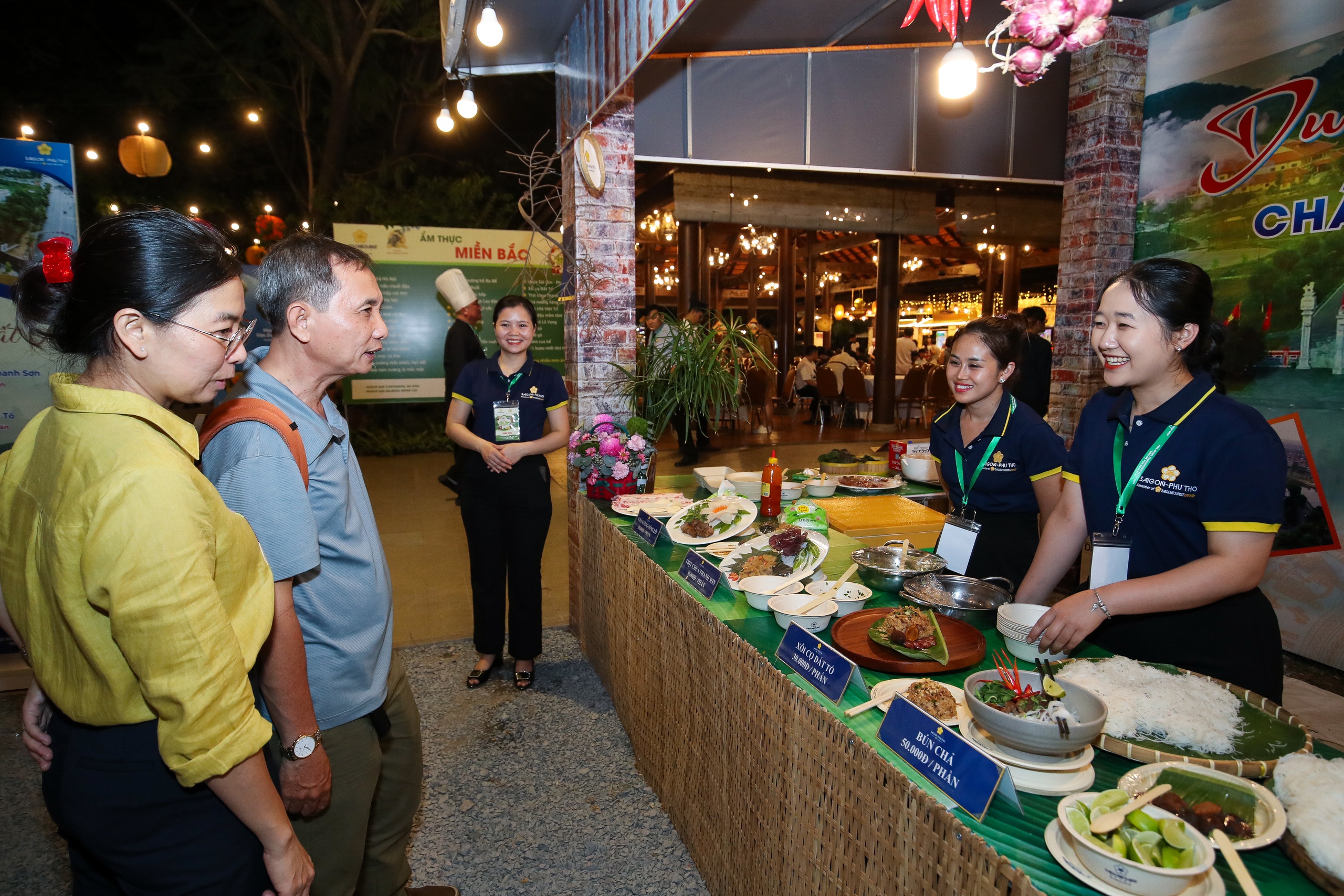 Cận cảnh món ngon vùng miền: thực khách ‘quên lối về’ ở lễ hội ẩm thực Việt- Ảnh 4.