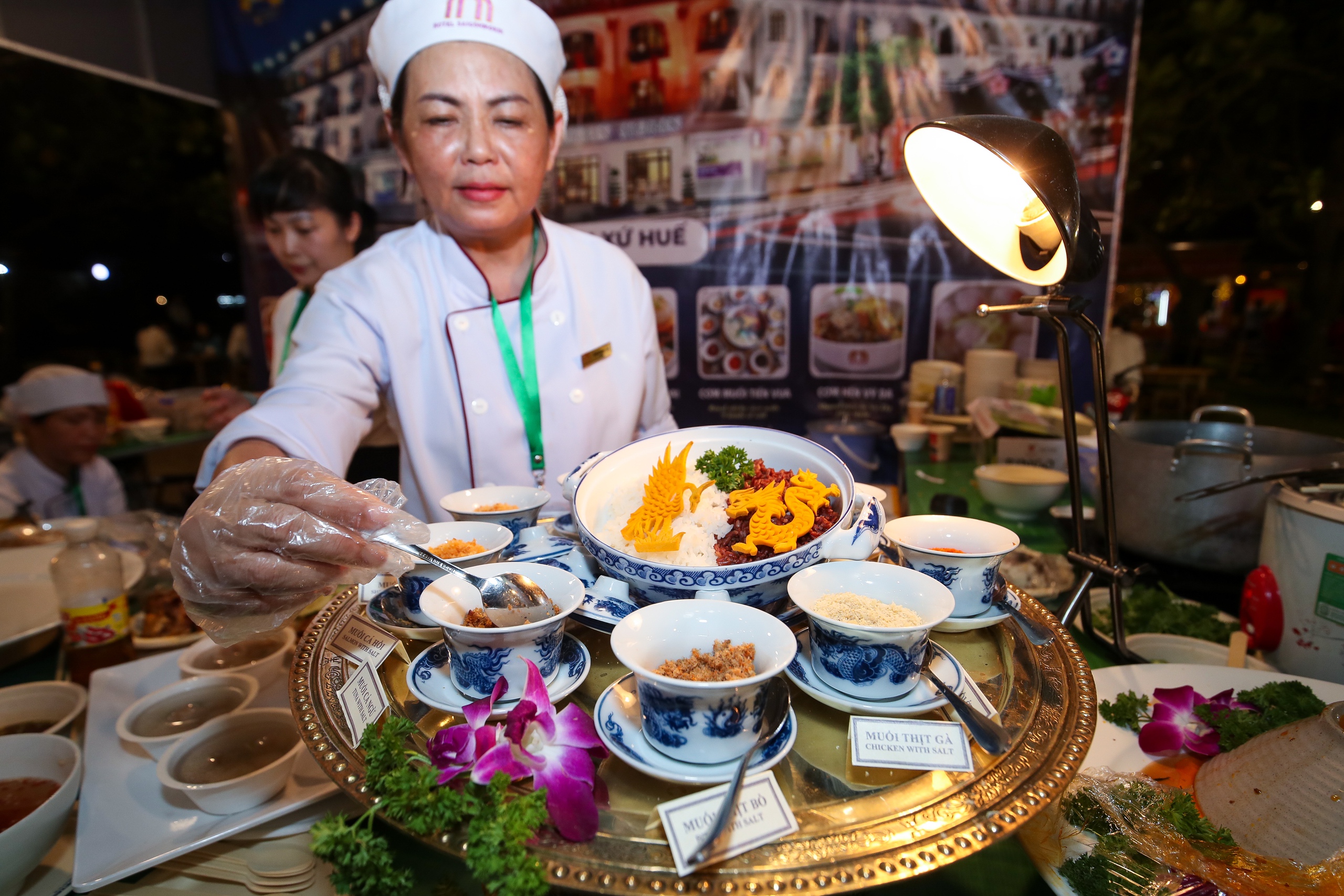 Cận cảnh món ngon vùng miền: thực khách ‘quên lối về’ ở lễ hội ẩm thực Việt- Ảnh 6.