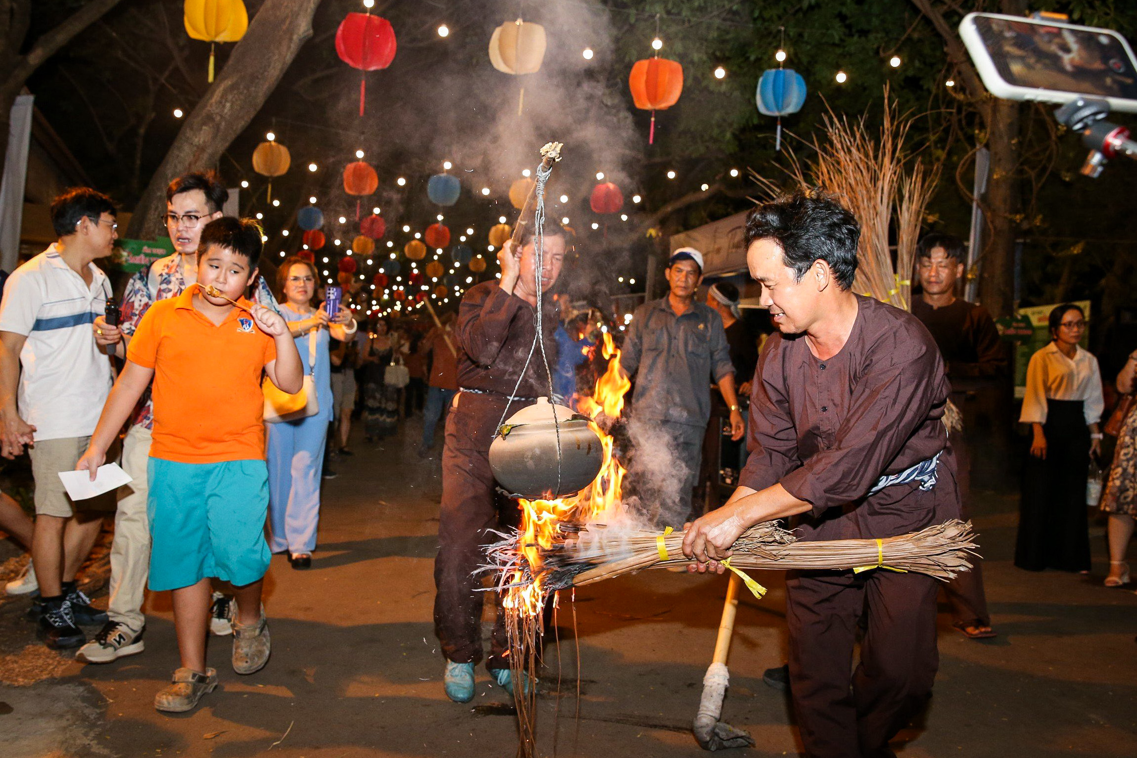 Cận cảnh món ngon vùng miền: thực khách ‘quên lối về’ ở lễ hội ẩm thực Việt- Ảnh 7.