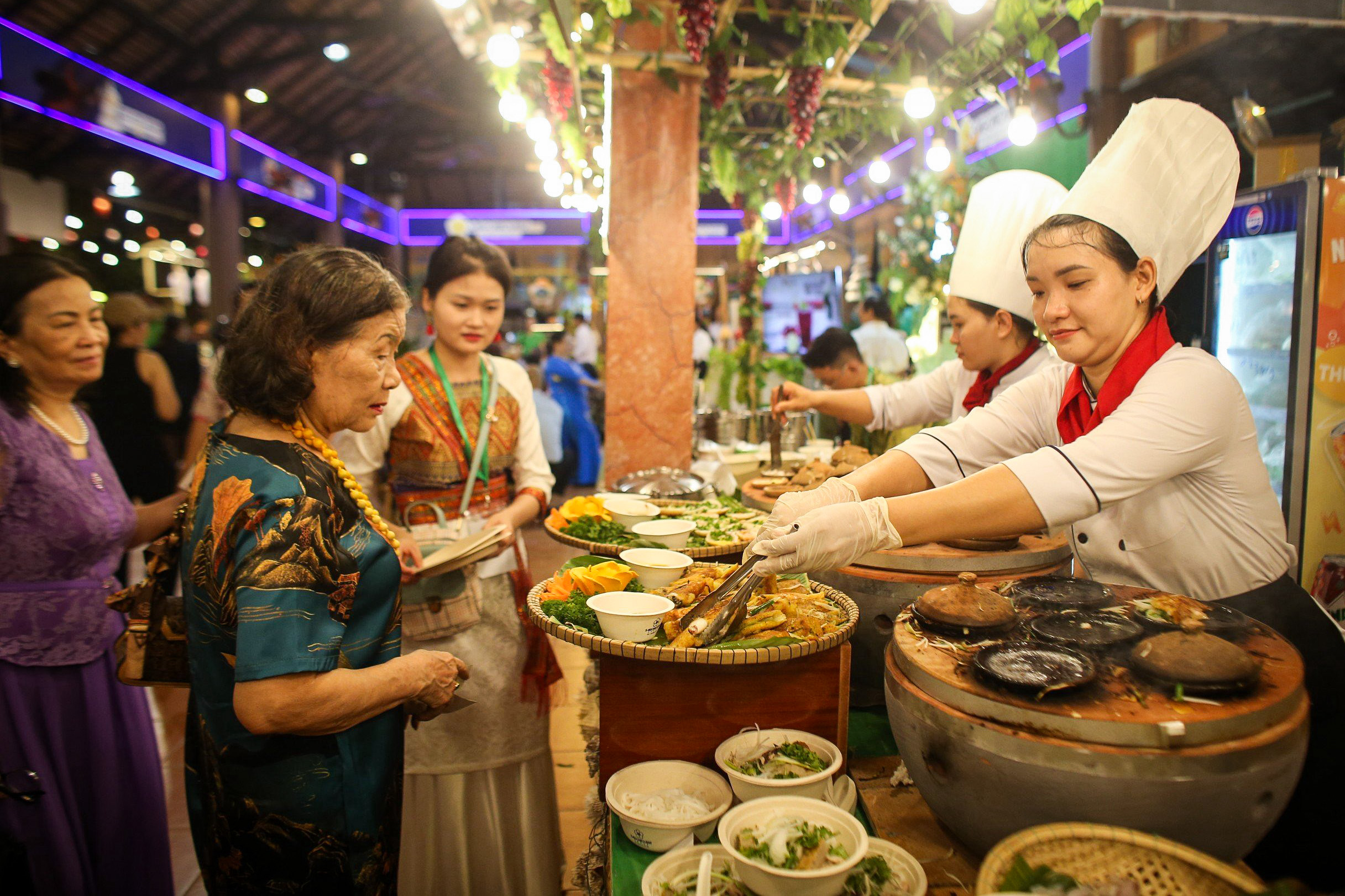 Cận cảnh món ngon vùng miền: thực khách ‘quên lối về’ ở lễ hội ẩm thực Việt- Ảnh 8.